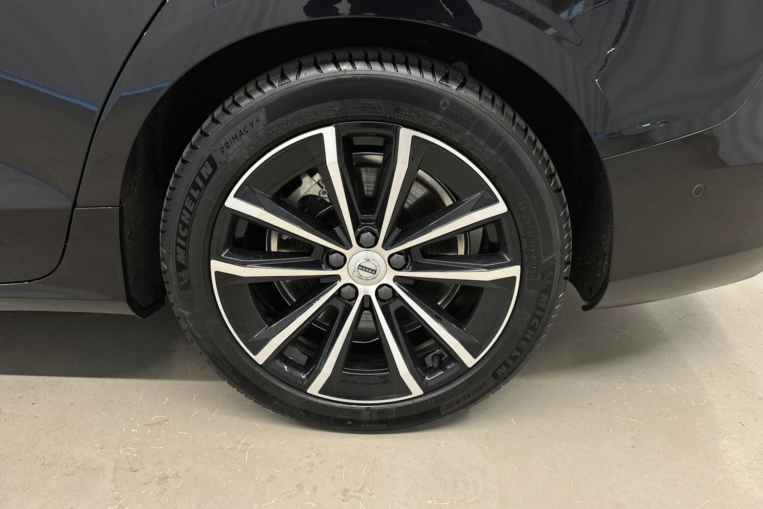 musta Volvo V60 2025 kuva 11.