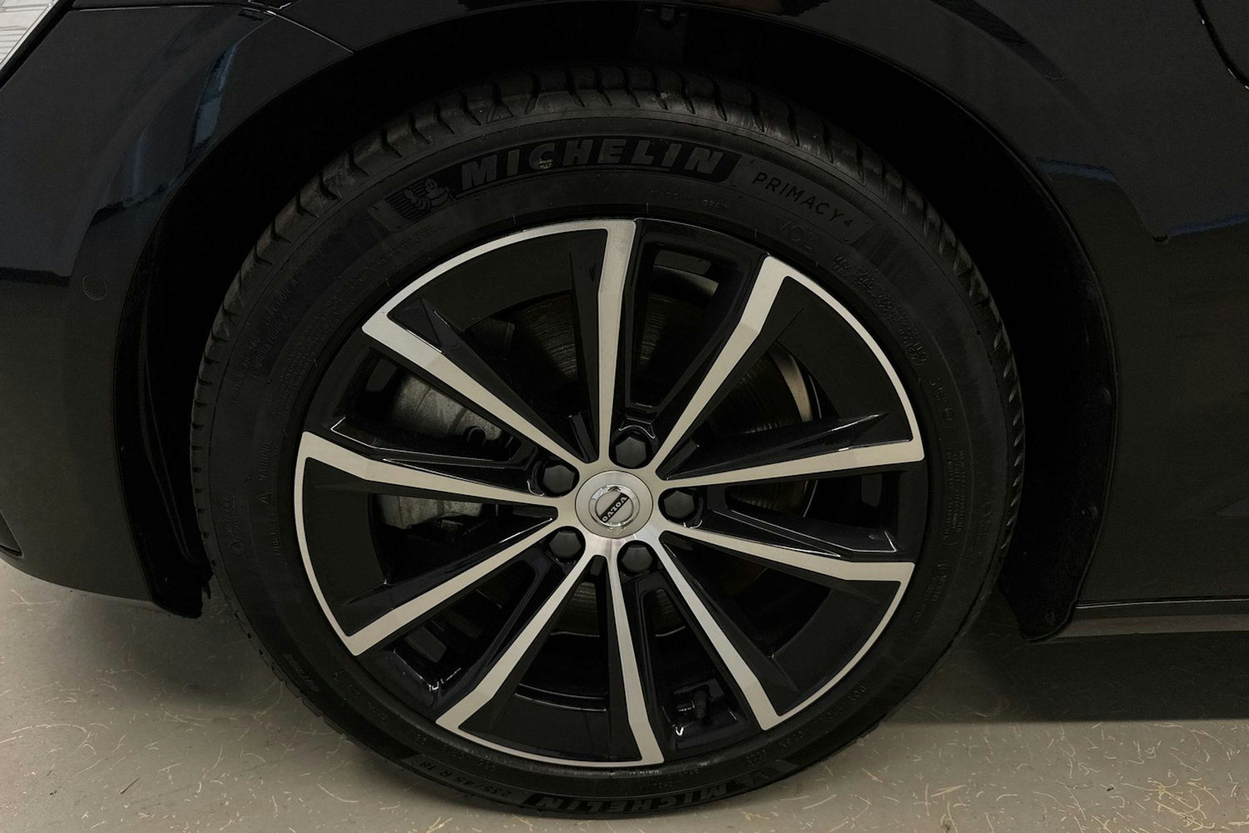 musta Volvo V60 2025 kuva 13.