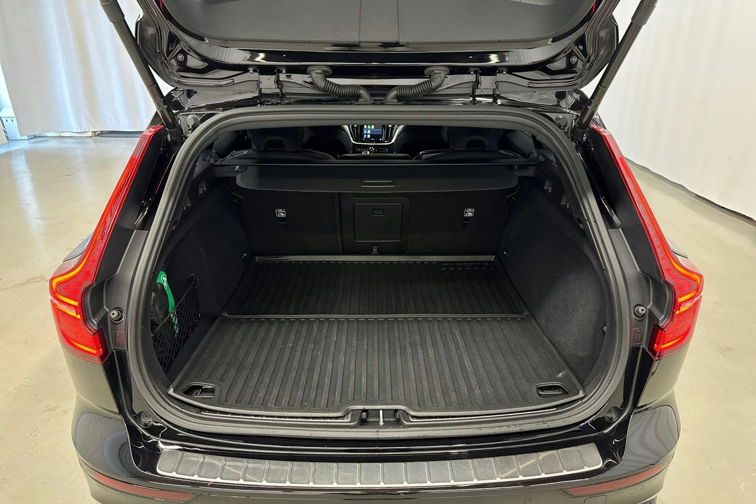 musta Volvo V60 2025 kuva 14.