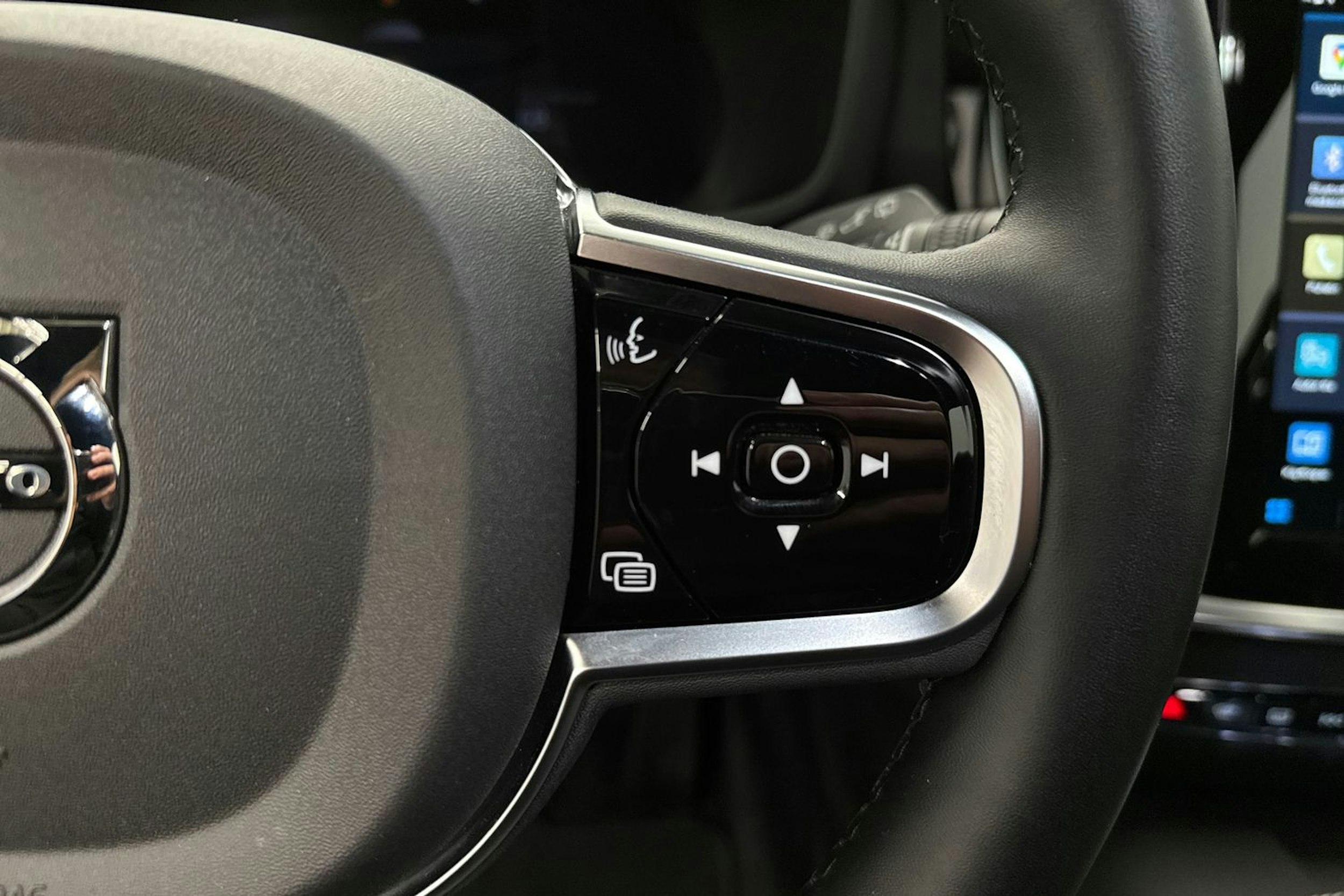 musta Volvo V60 2025 kuva 18.