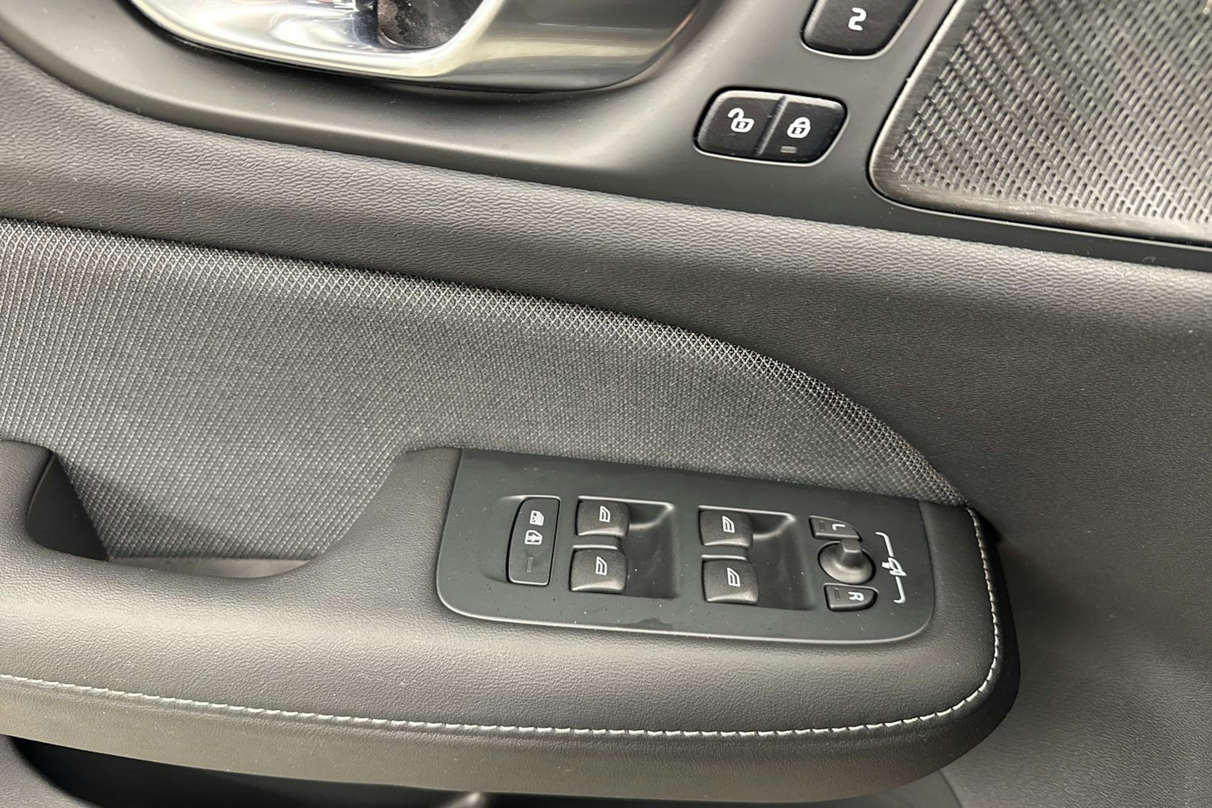 musta Volvo V60 2025 kuva 28.