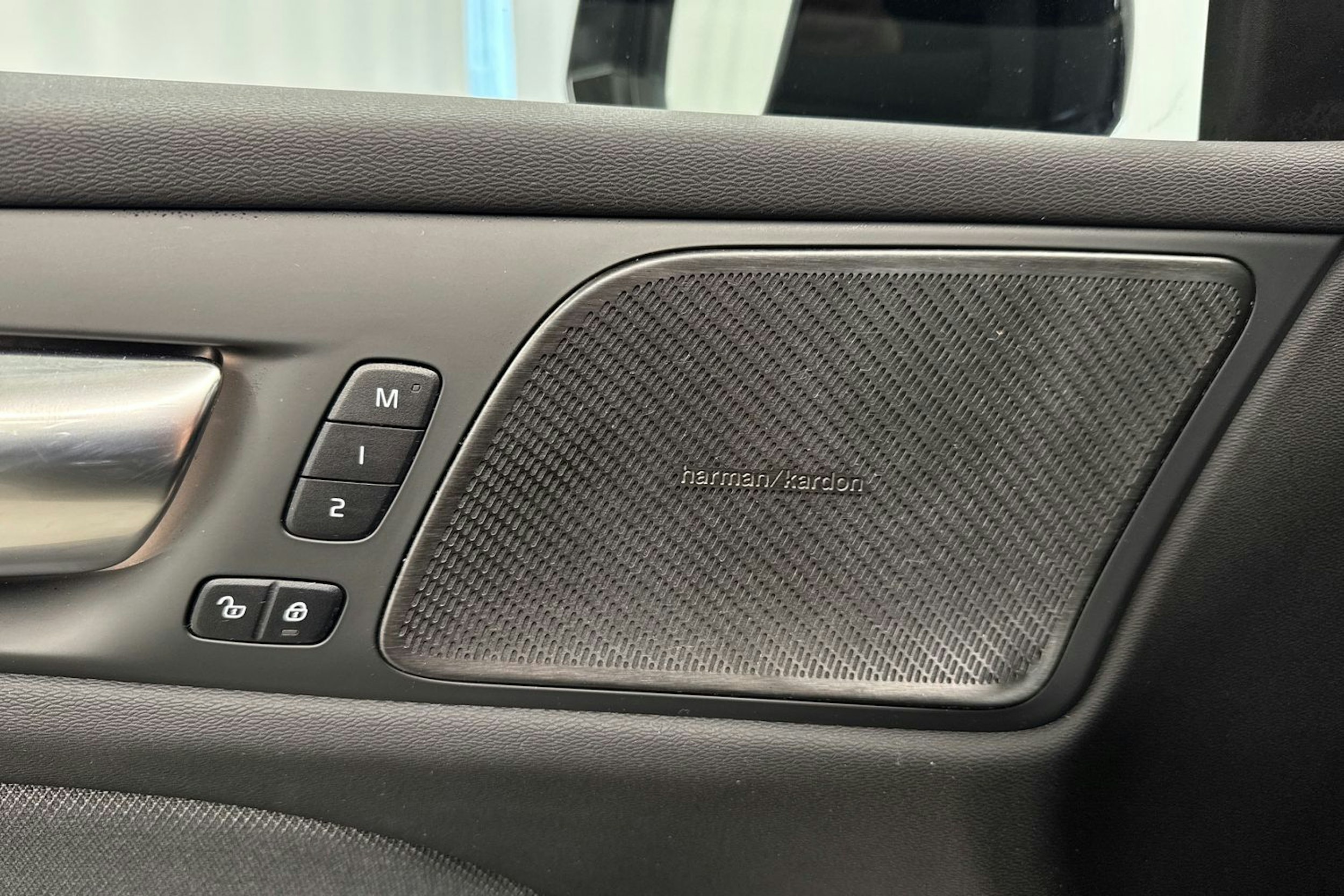 musta Volvo V60 2025 kuva 29.