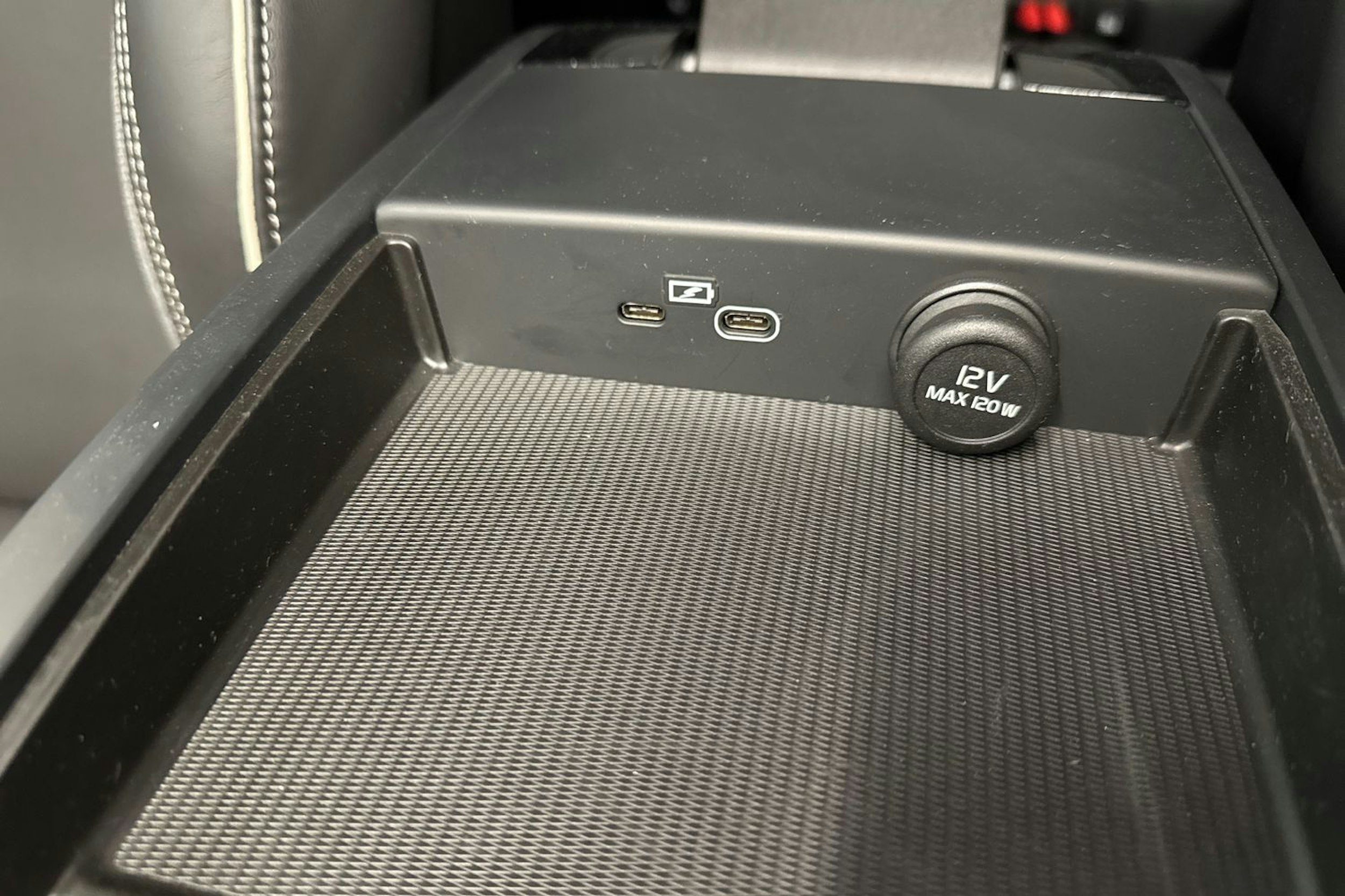 musta Volvo V60 2025 kuva 30.