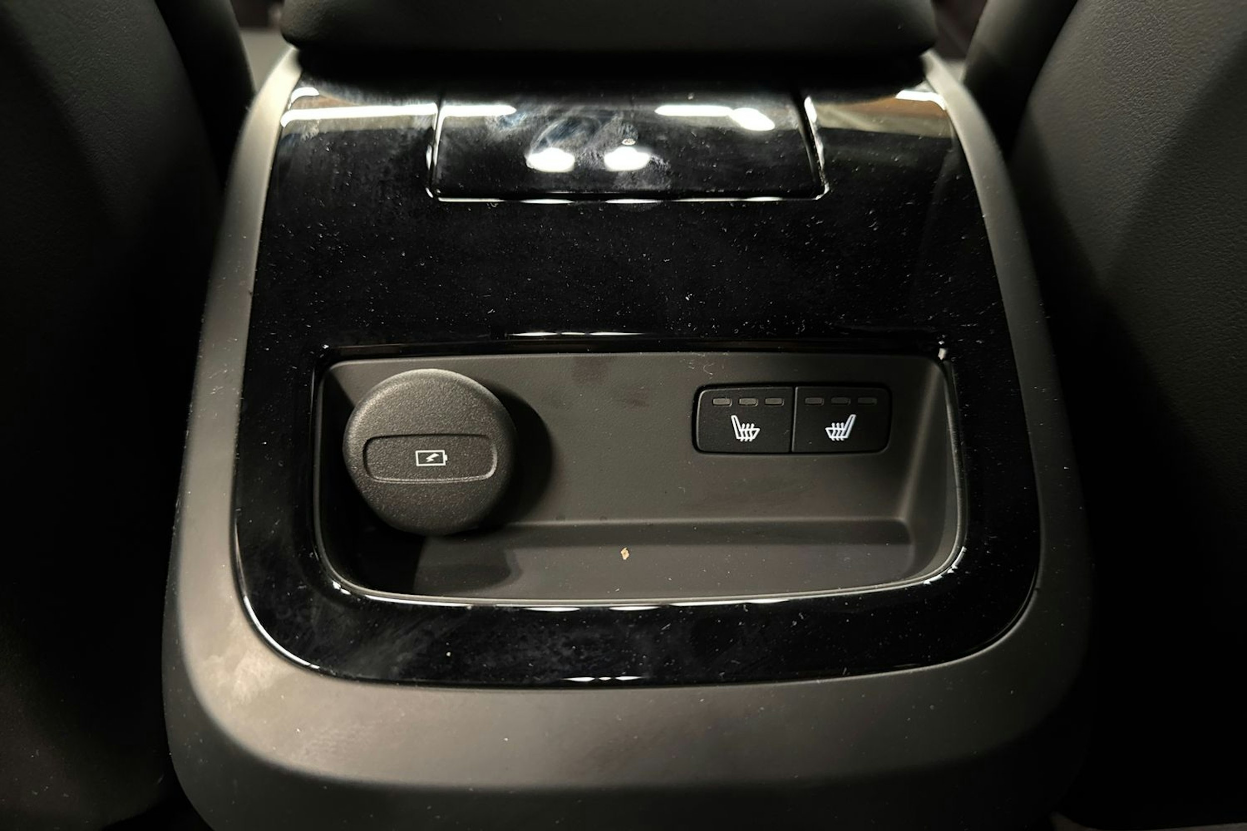 musta Volvo V60 2025 kuva 32.