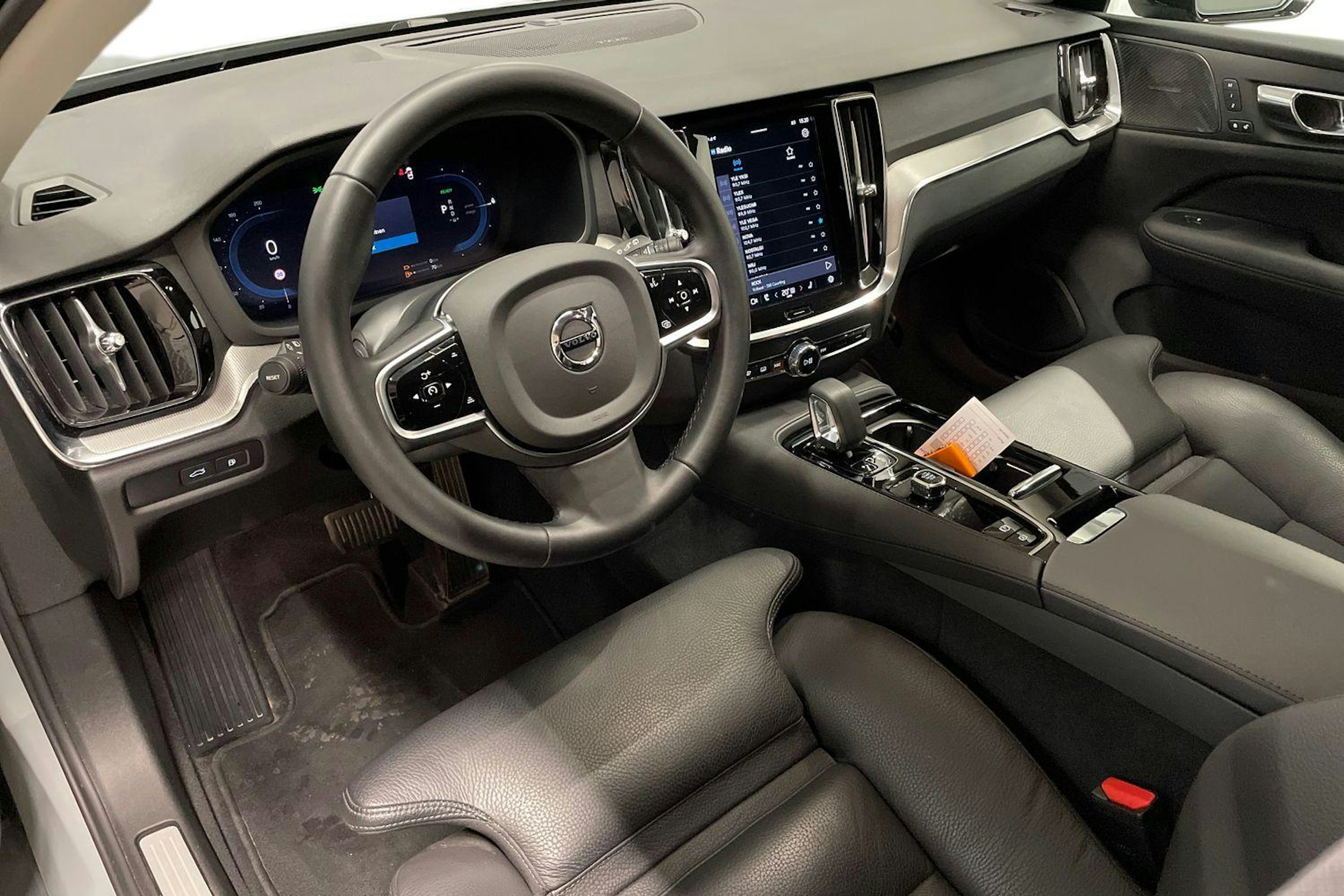 harmaa Volvo V60 2025 kuva 7.