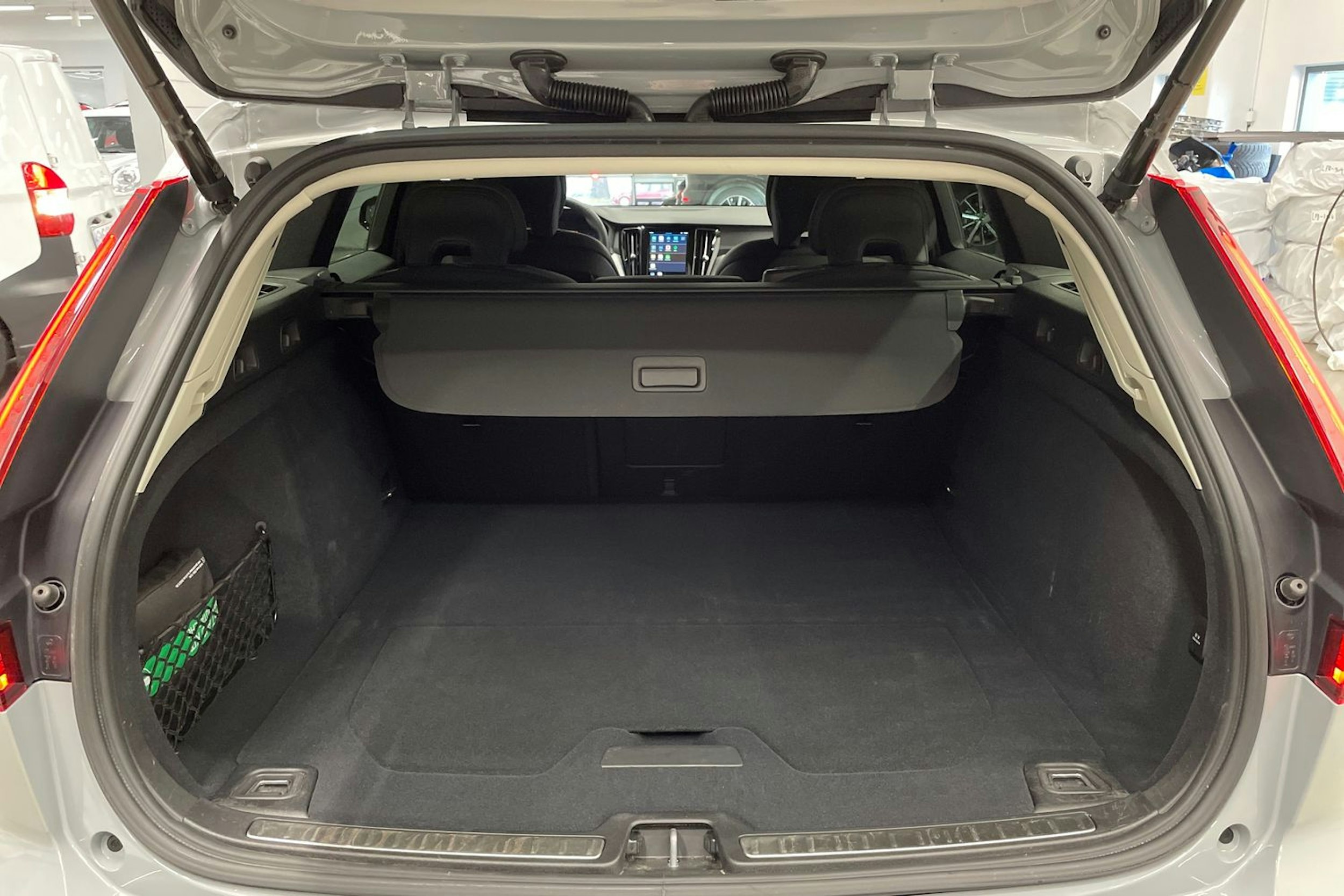 harmaa Volvo V60 2025 kuva 28.