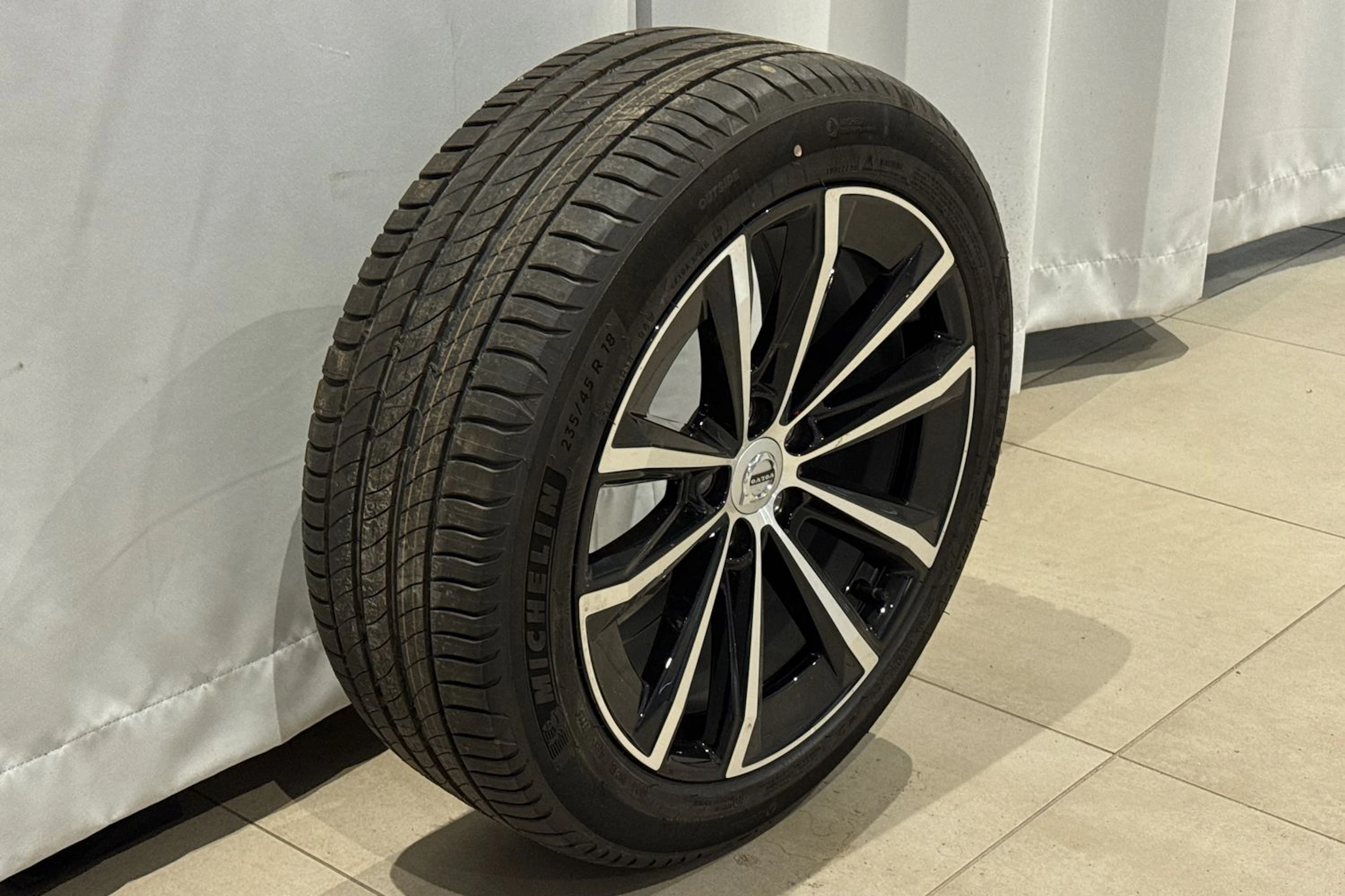 harmaa Volvo V60 2026 kuva 15.