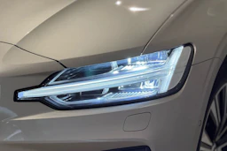 harmaa Volvo V60 2026 kuva 16.
