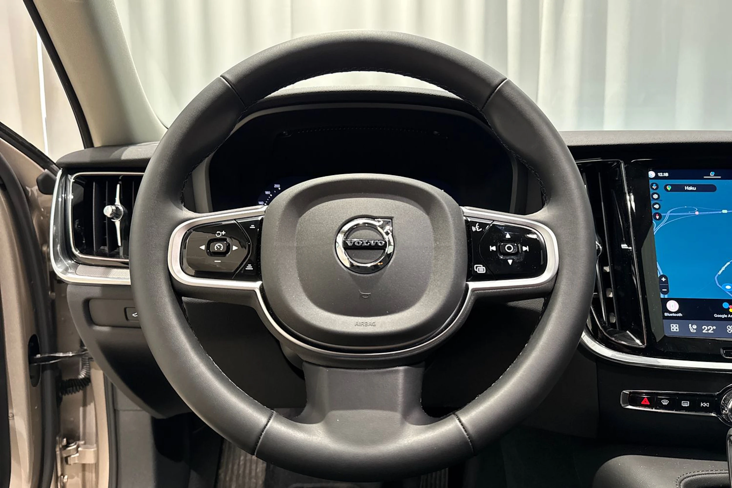harmaa Volvo V60 2026 kuva 22.