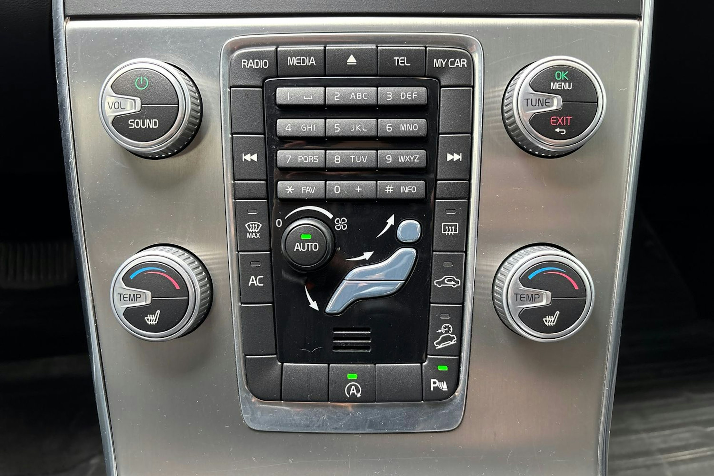 harmaa Volvo V60 Cross Country 2015 kuva 26.