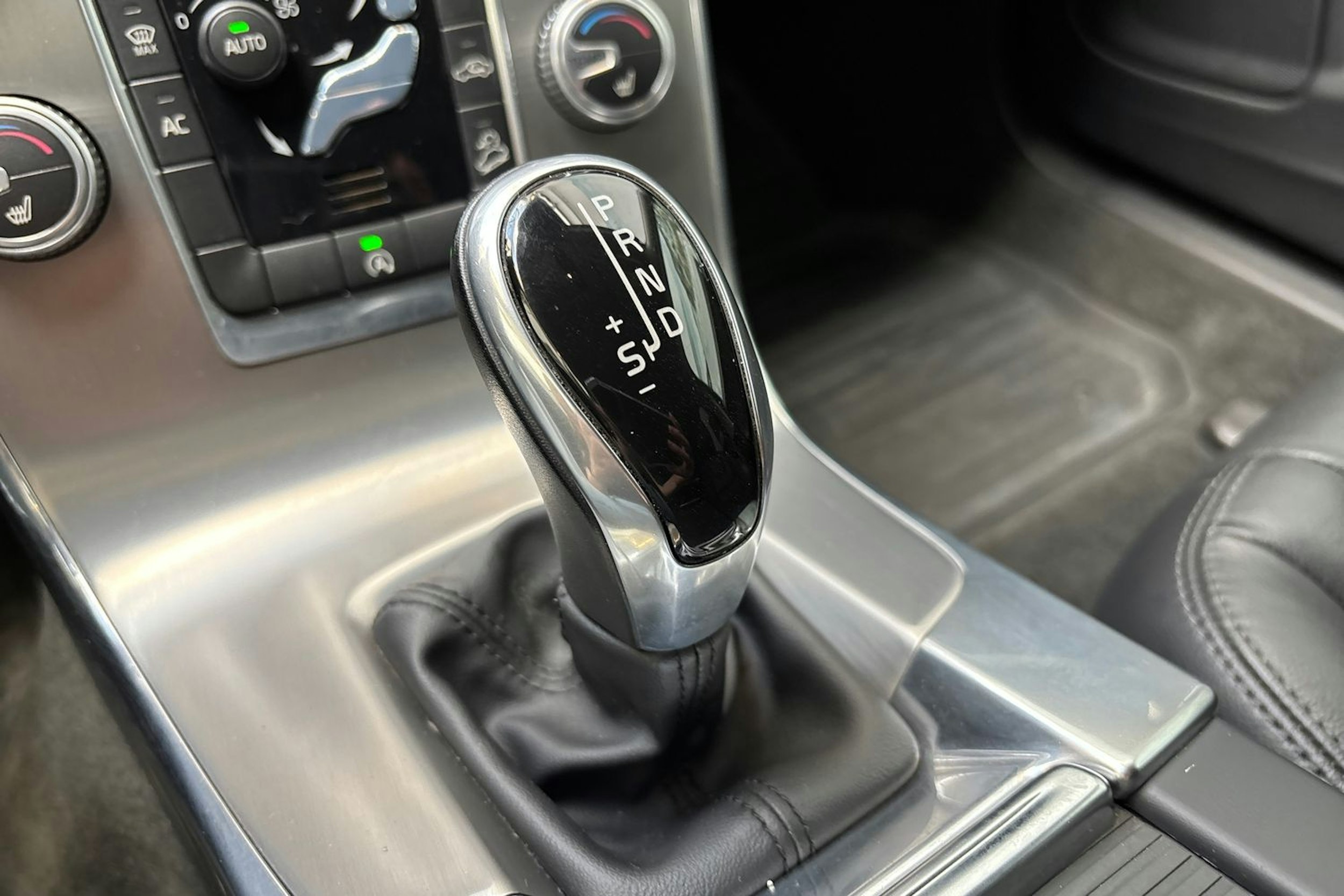 harmaa Volvo V60 Cross Country 2015 kuva 27.