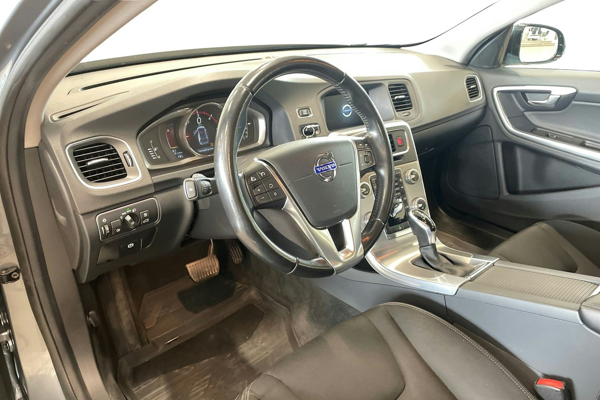 harmaa Volvo V60 Cross Country 2015 kuva 7.