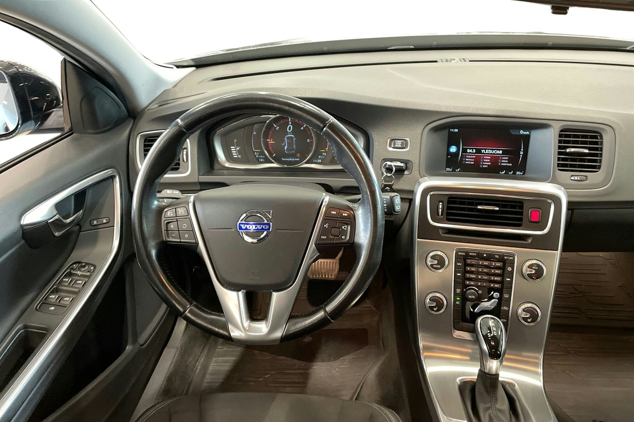 harmaa Volvo V60 Cross Country 2015 kuva 9.