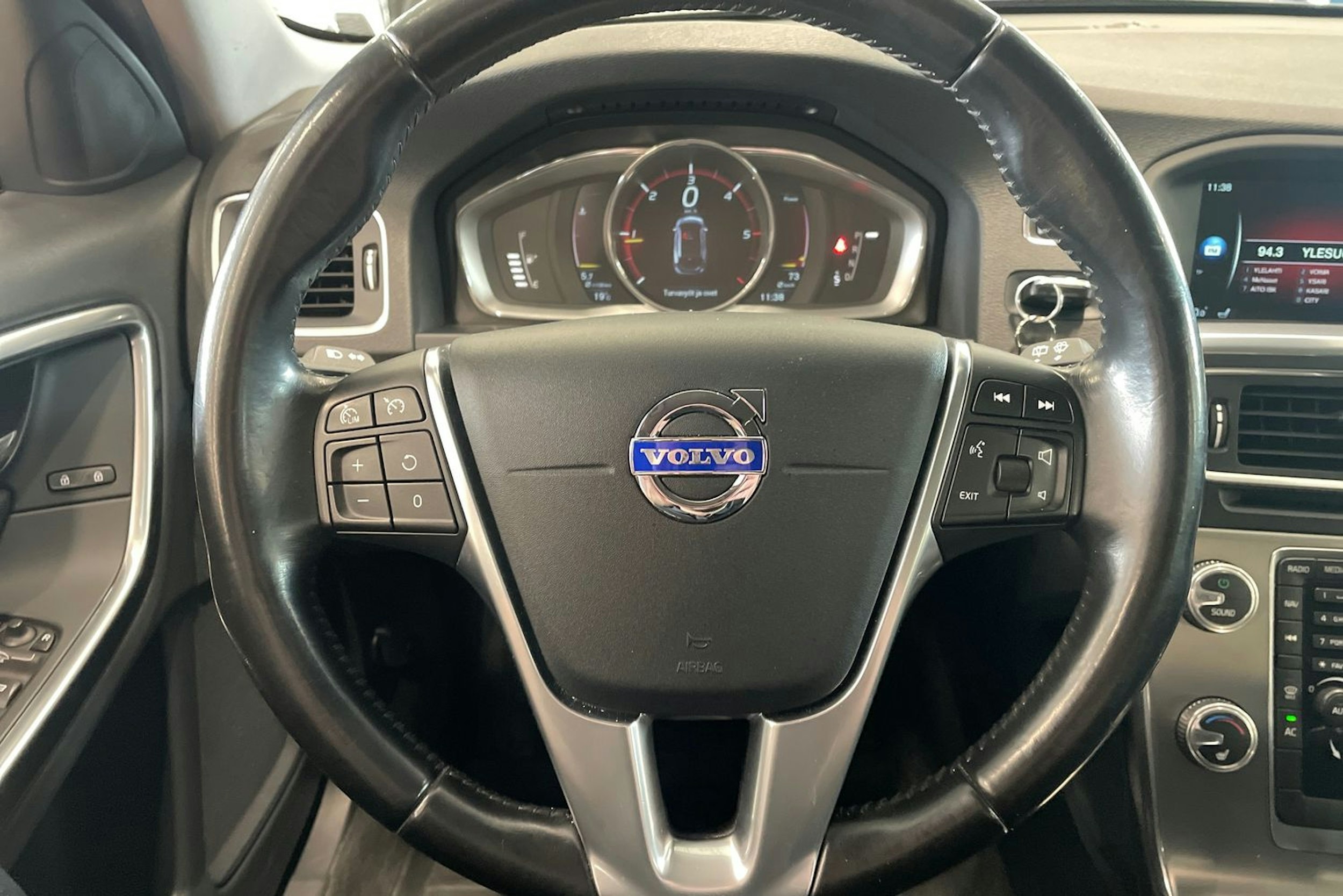 harmaa Volvo V60 Cross Country 2015 kuva 15.