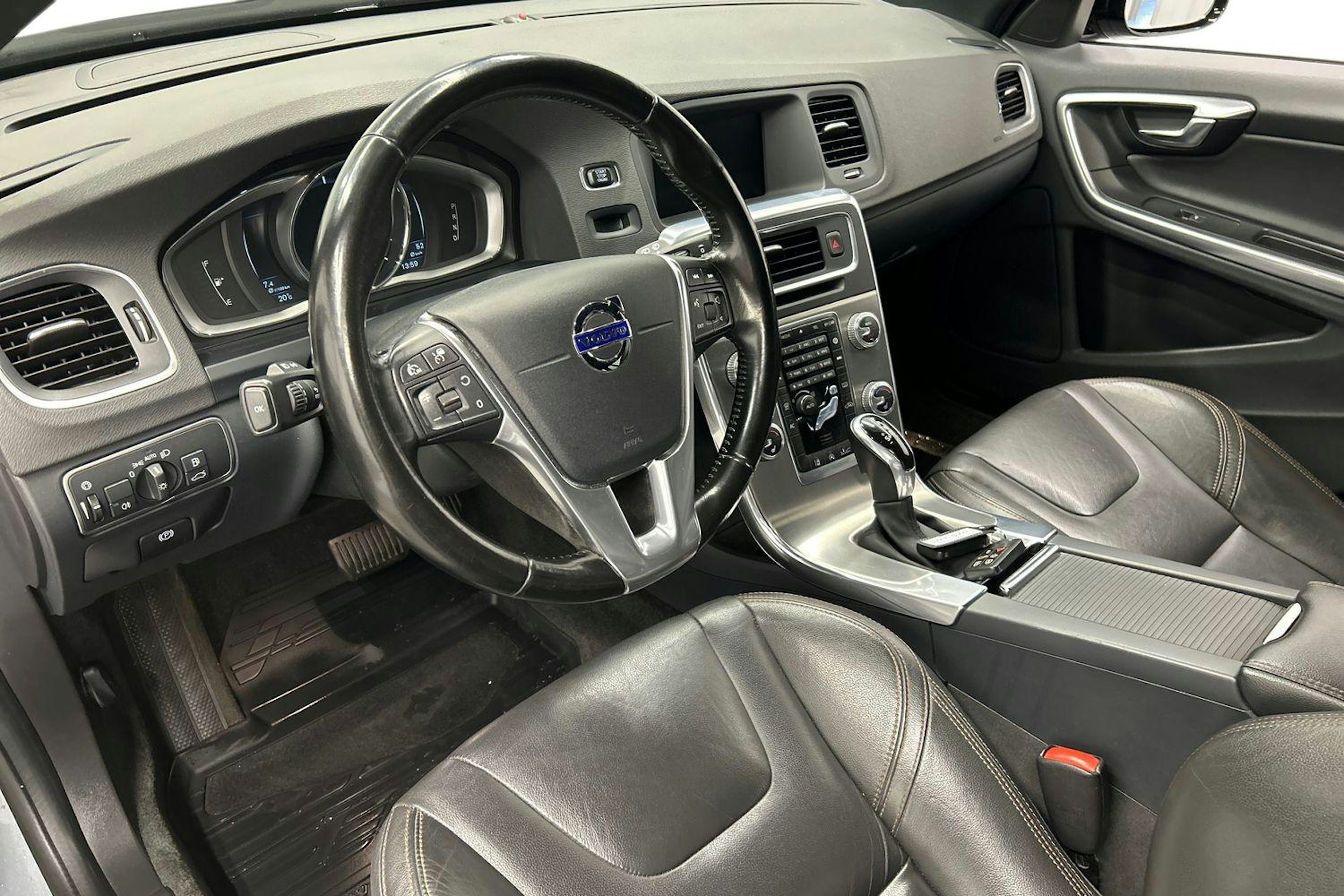 harmaa Volvo V60 Cross Country 2016 kuva 7.
