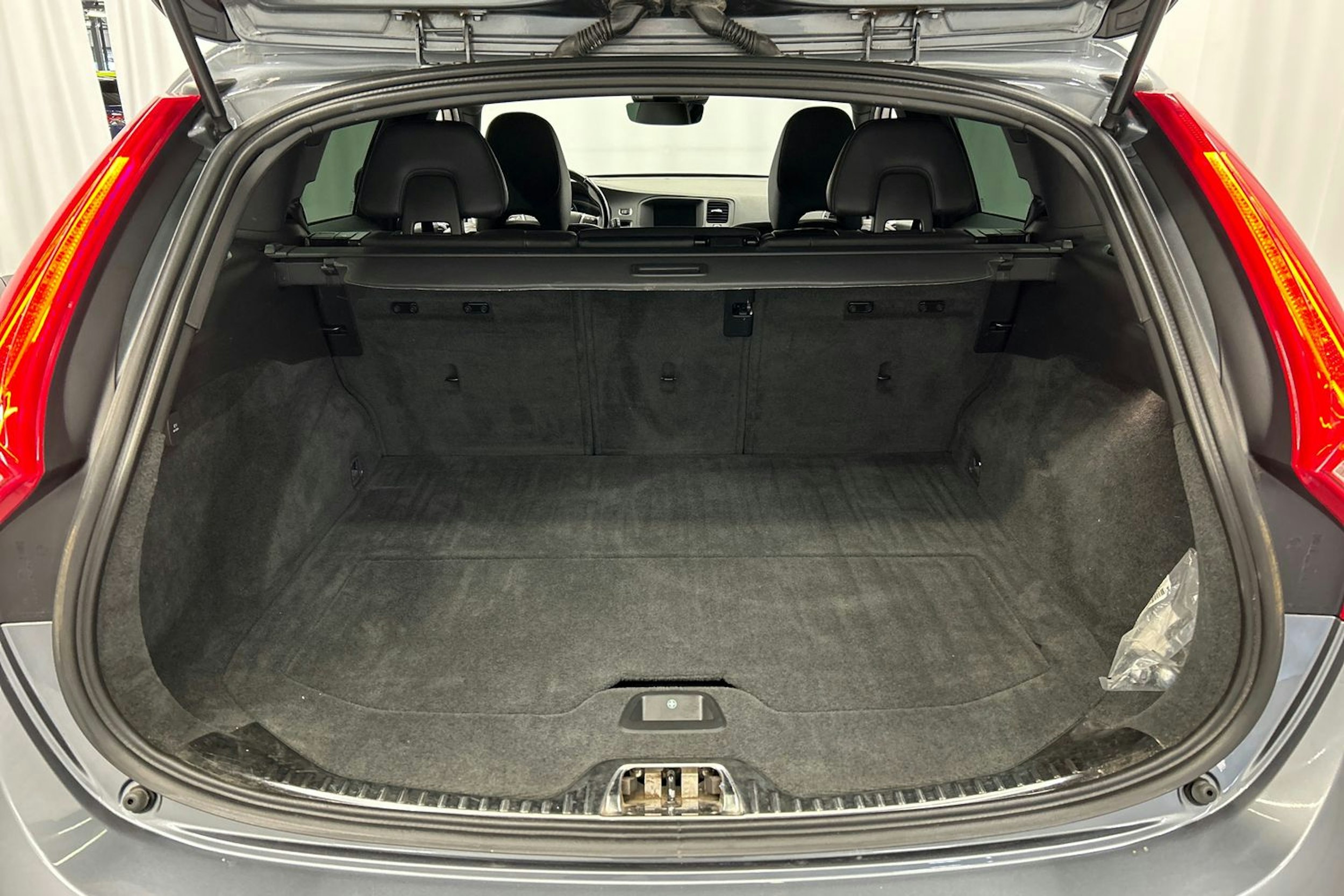harmaa Volvo V60 Cross Country 2016 kuva 14.