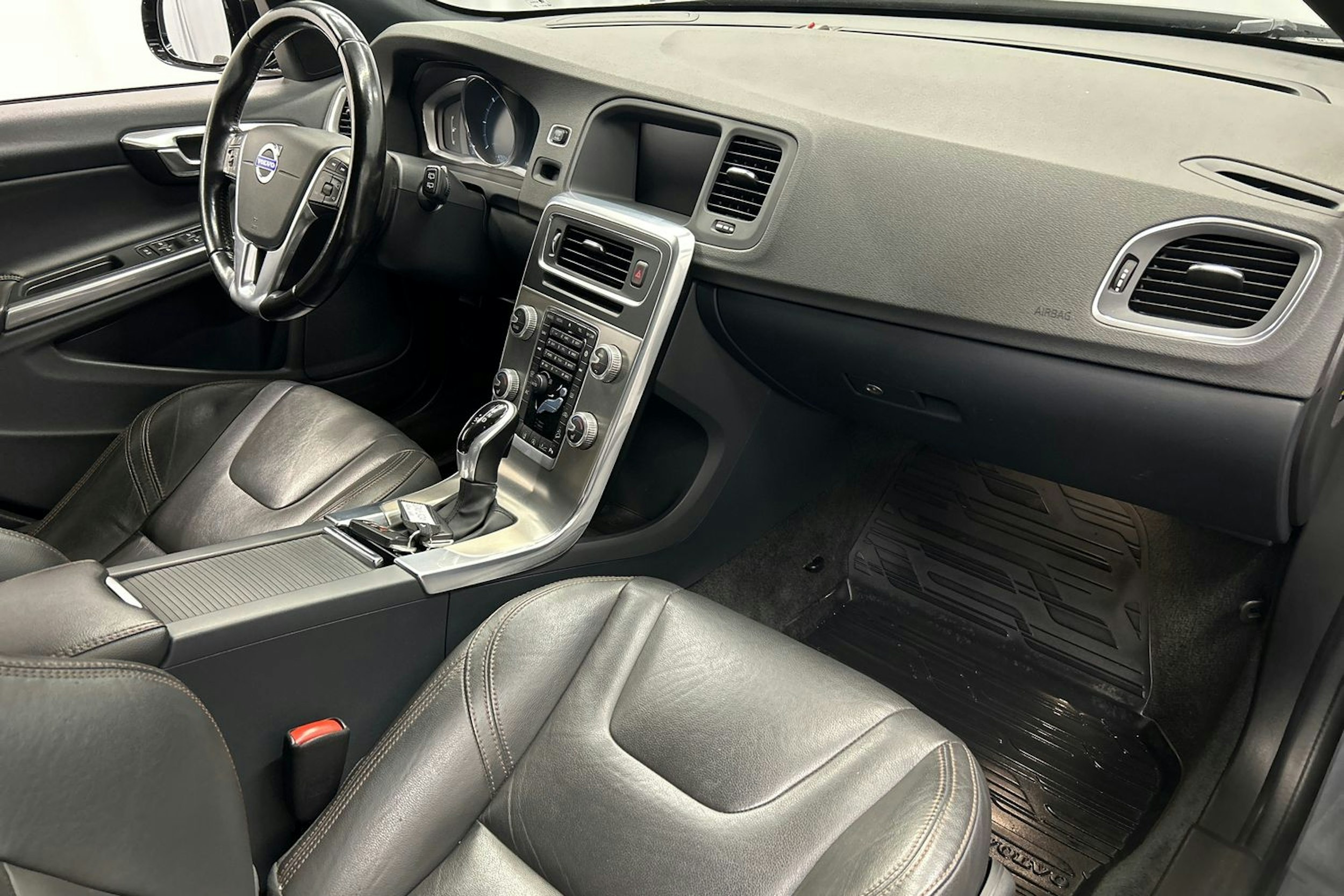 harmaa Volvo V60 Cross Country 2016 kuva 17.