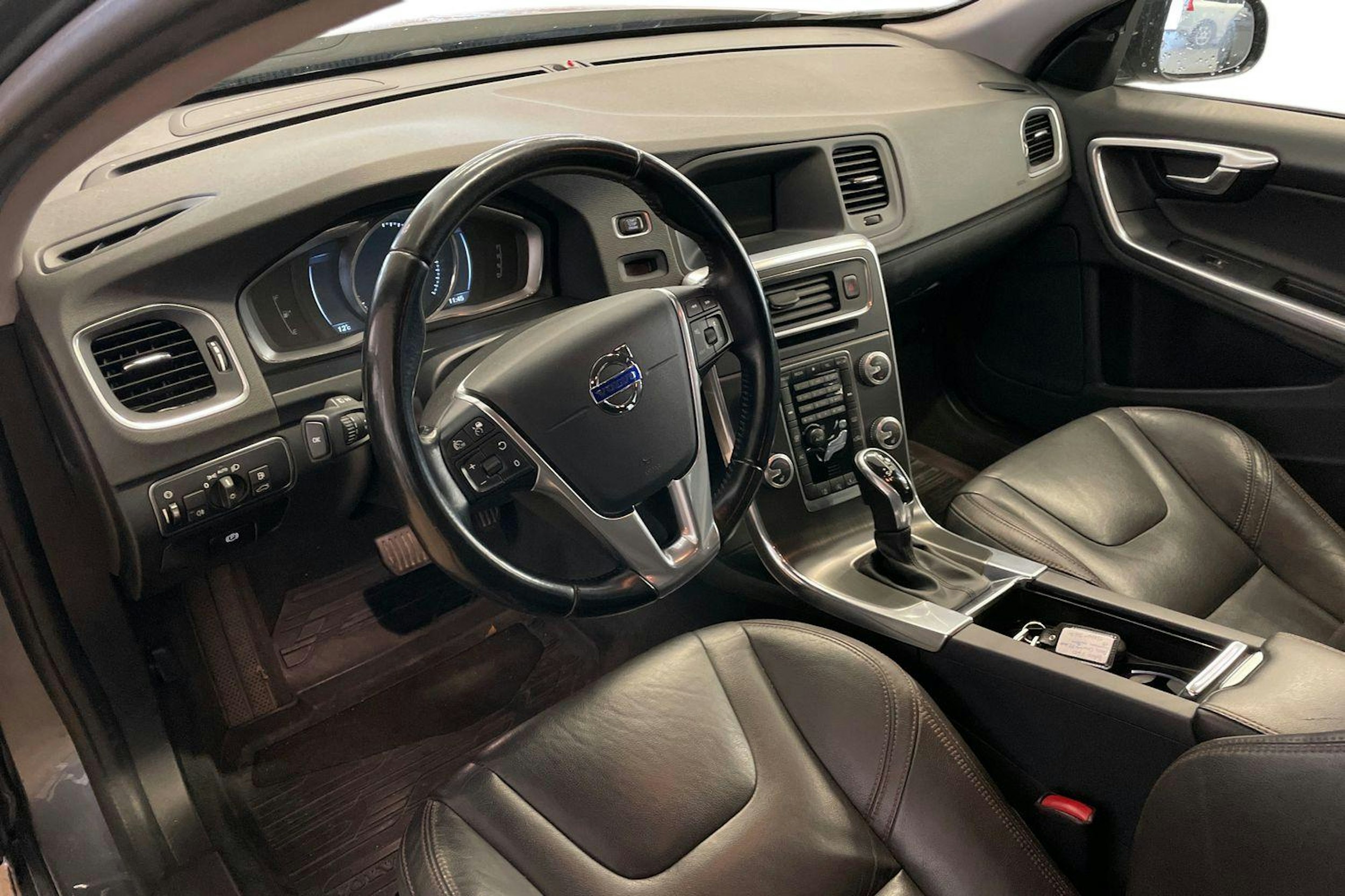 Harmaa Volvo V60 Cross Country 2015 kuva 3.