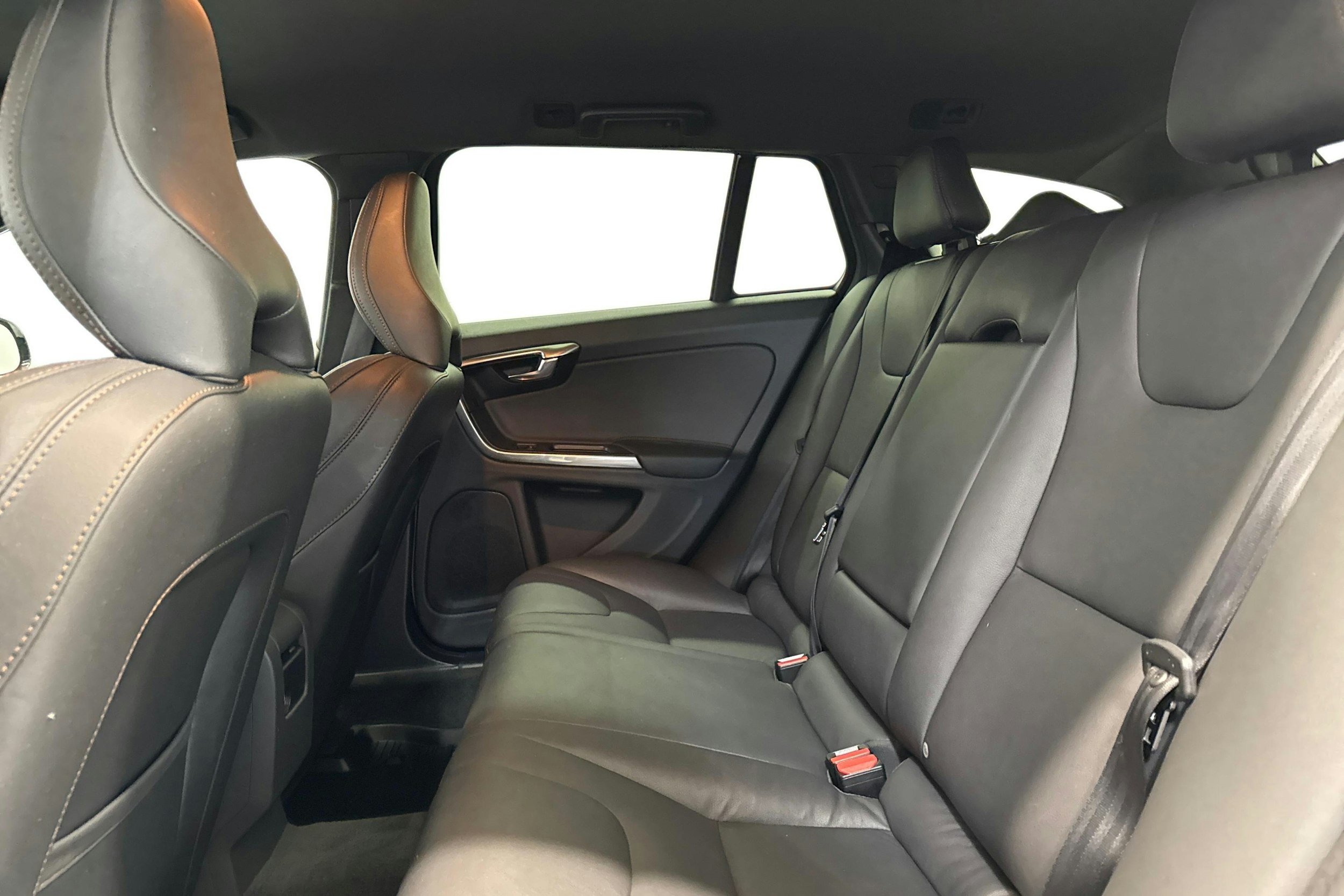 Valkoinen Volvo V60 Cross Country 2016 kuva 10.