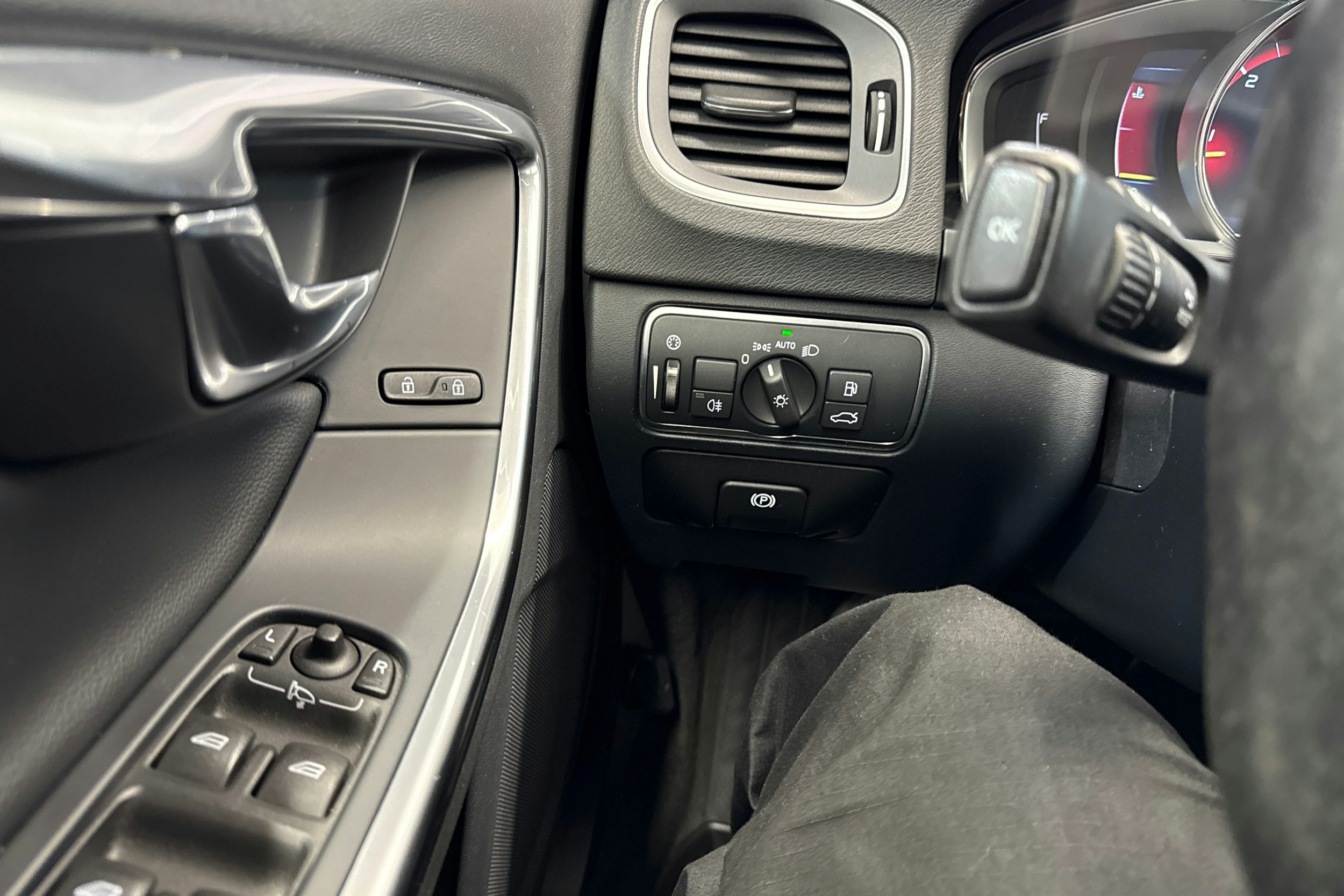 Valkoinen Volvo V60 Cross Country 2016 kuva 18.