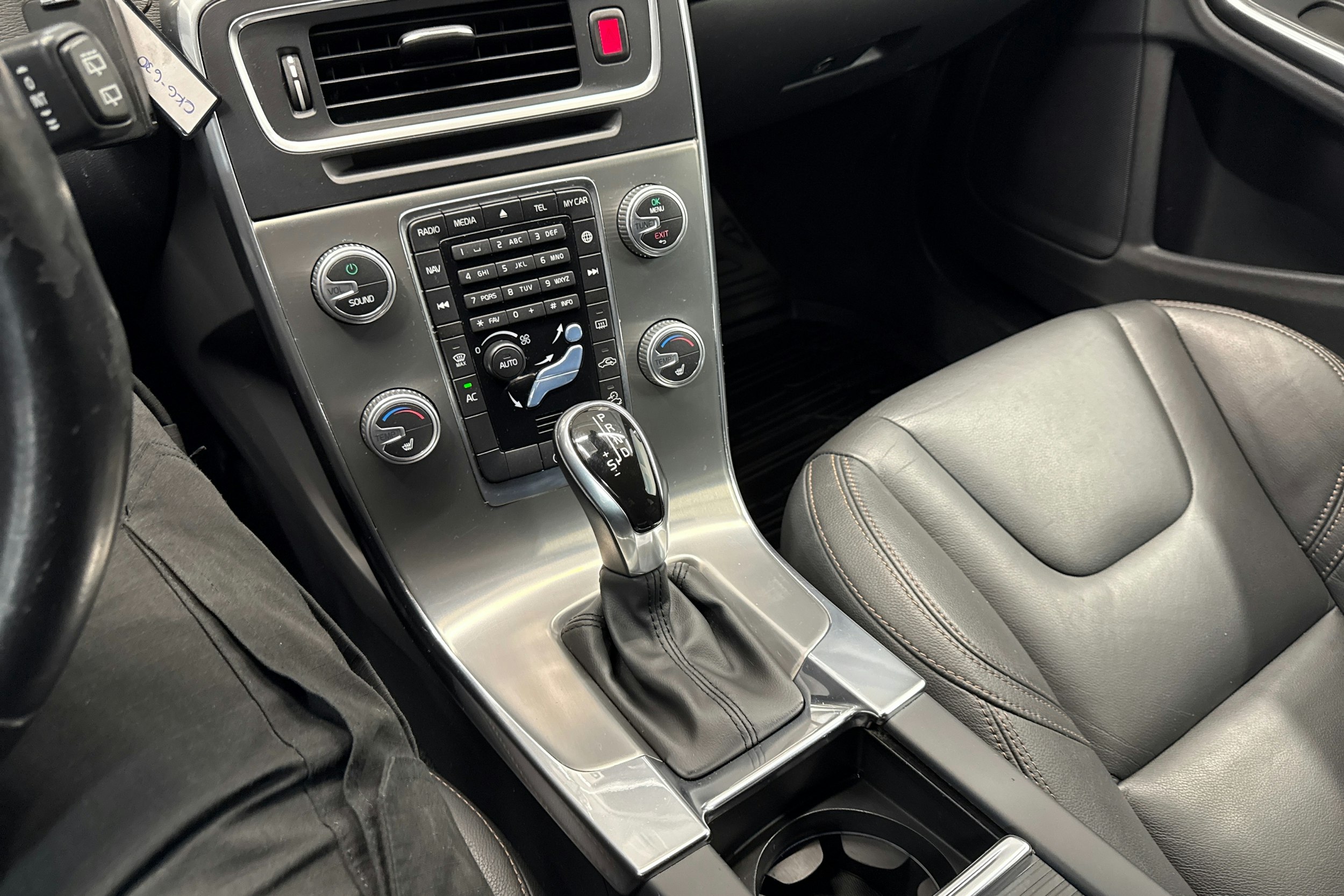 Valkoinen Volvo V60 Cross Country 2016 kuva 19.