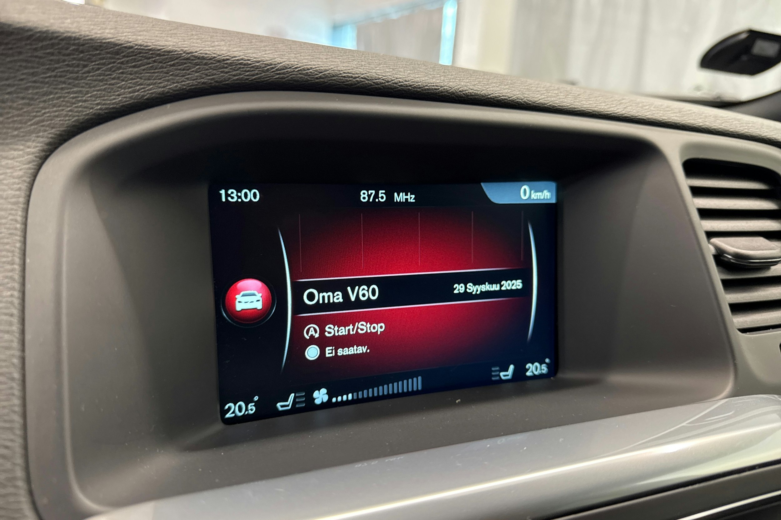 Valkoinen Volvo V60 Cross Country 2016 kuva 21.