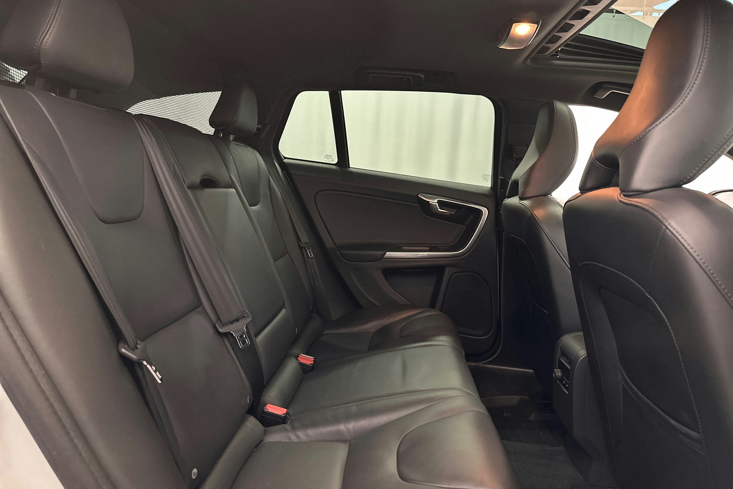 valkoinen Volvo V60 Cross Country 2016 kuva 14.