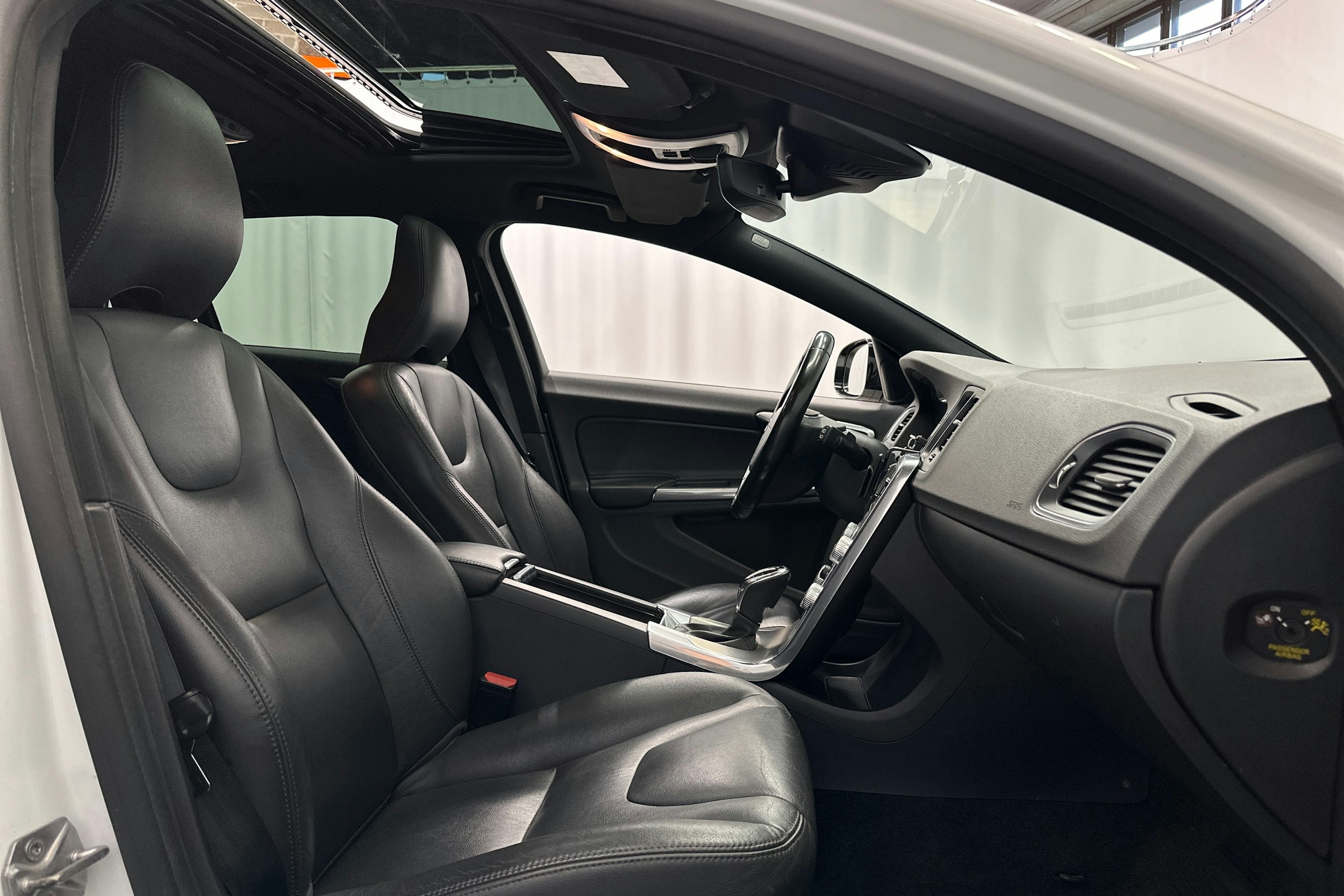 valkoinen Volvo V60 Cross Country 2016 kuva 15.