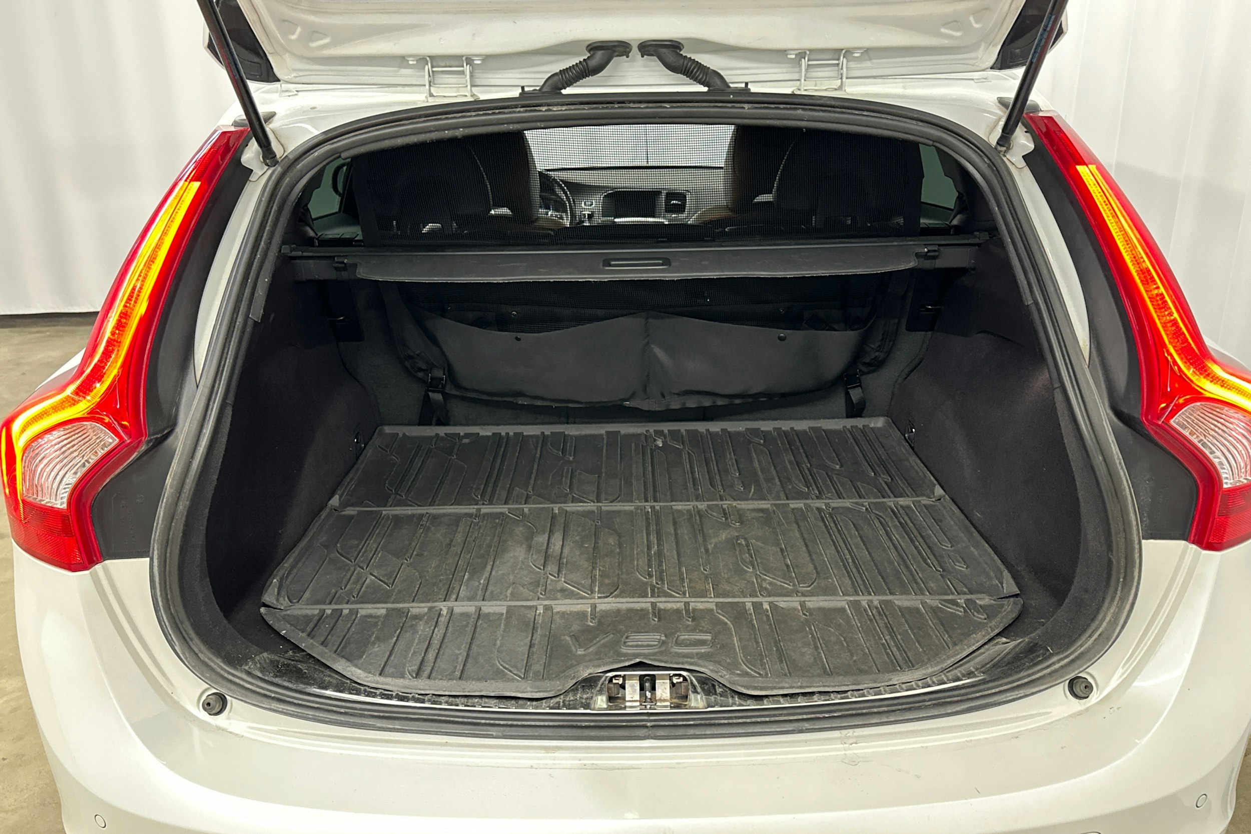 valkoinen Volvo V60 Cross Country 2016 kuva 16.