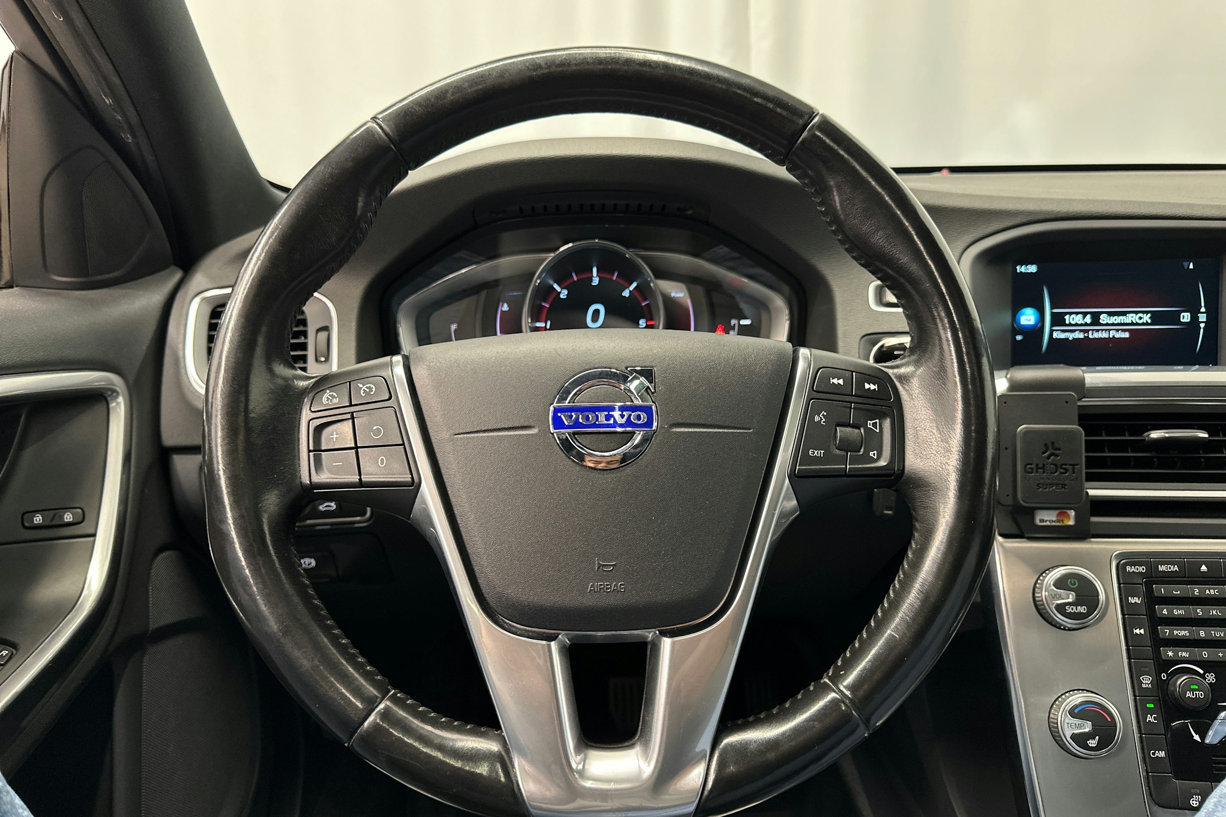 valkoinen Volvo V60 Cross Country 2016 kuva 21.