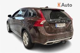 punainen Volvo V60 Cross Country 2016 kuva 2.