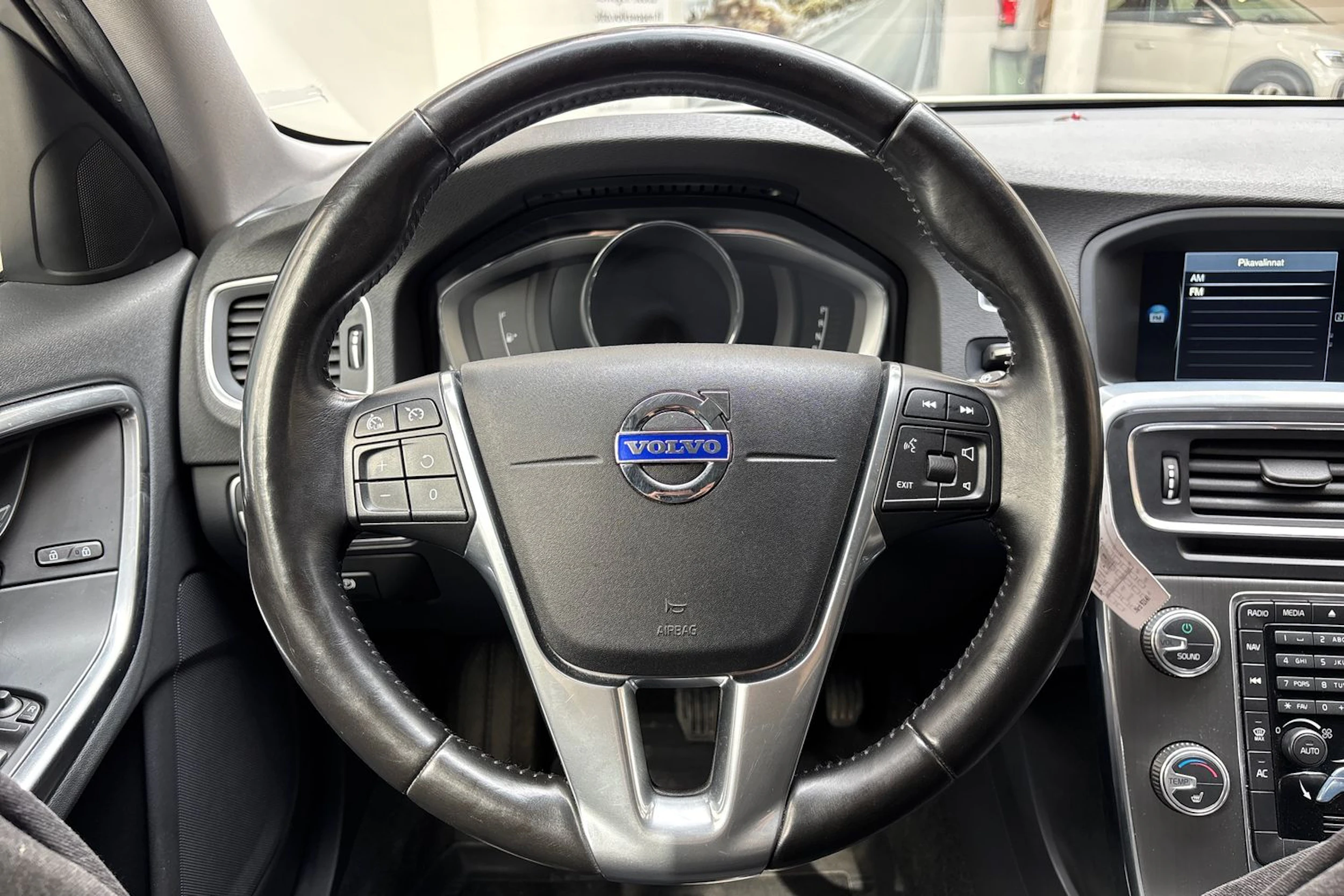 valkoinen Volvo V60 Cross Country 2016 kuva 14.