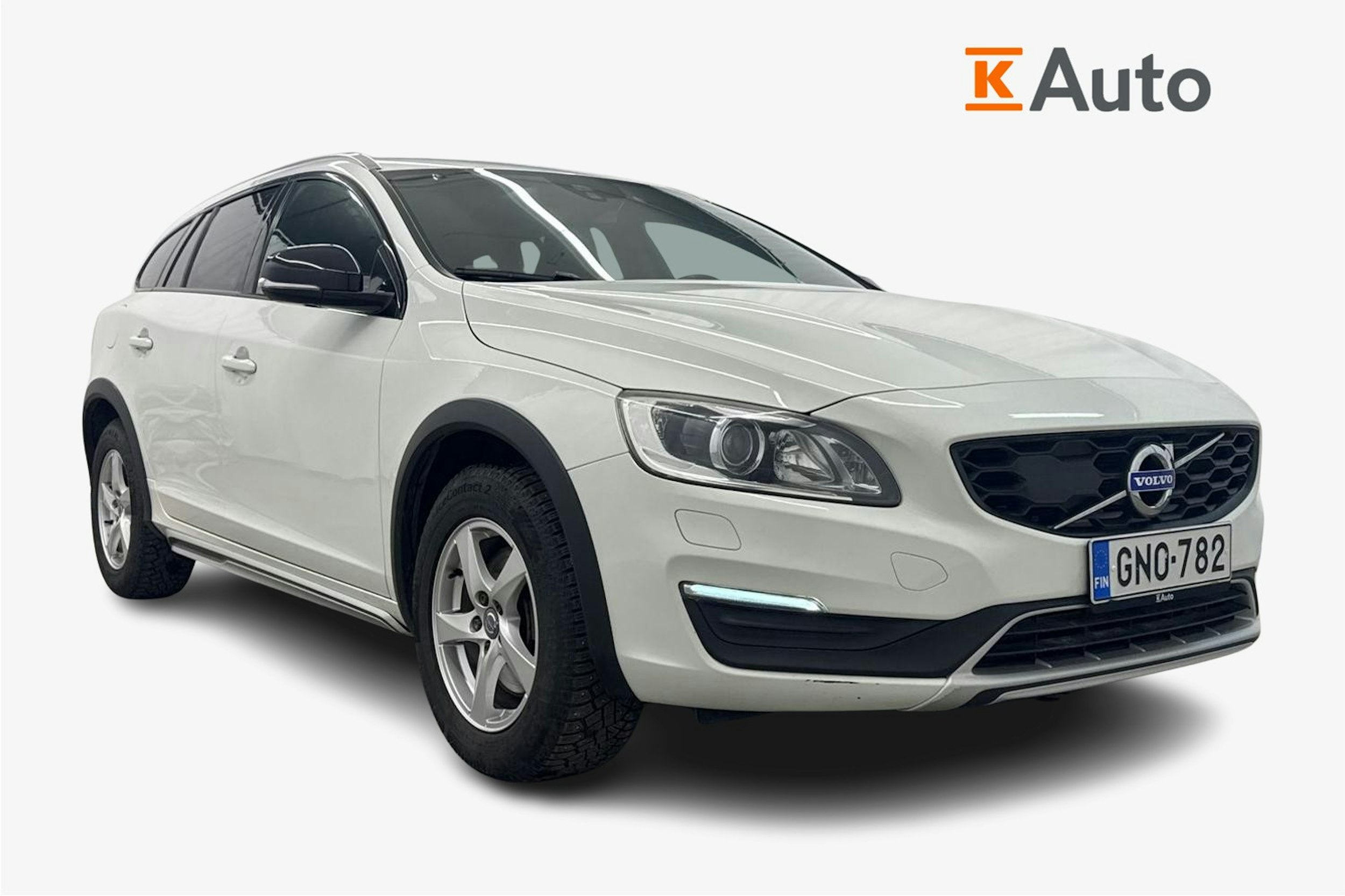 Valkoinen Volvo V60 Cross Country 2016 kuva 1.