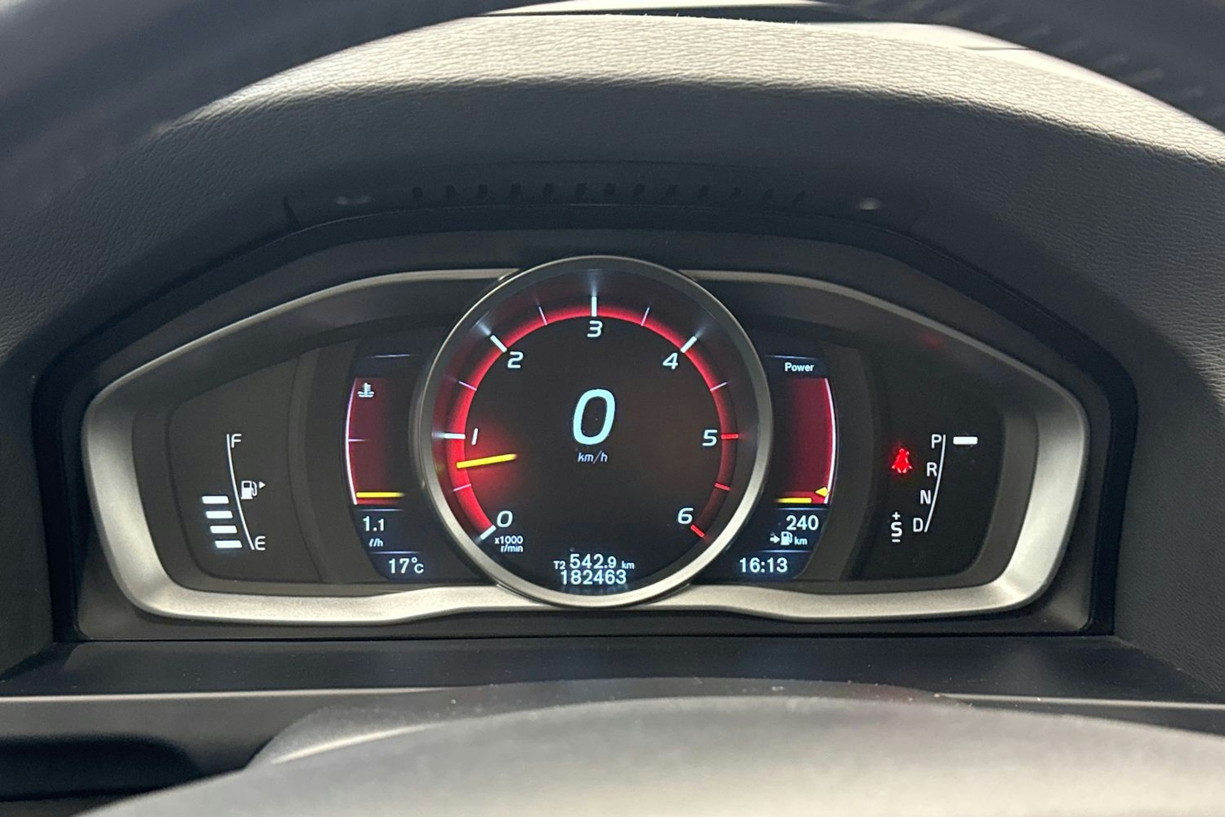 Valkoinen Volvo V60 Cross Country 2016 kuva 18.