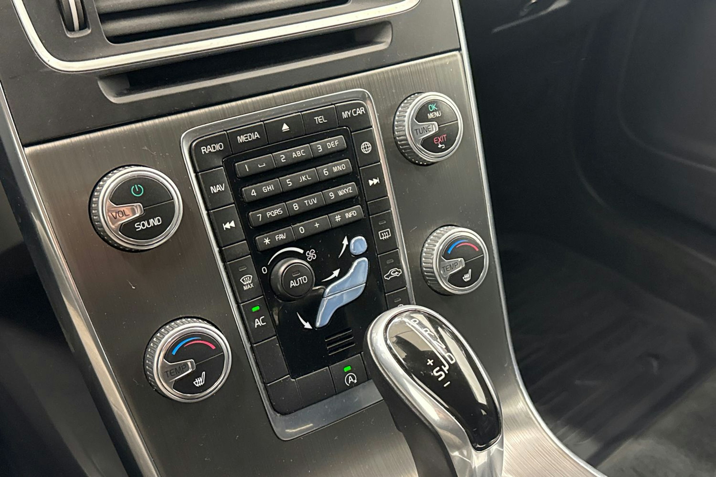 Valkoinen Volvo V60 Cross Country 2016 kuva 19.