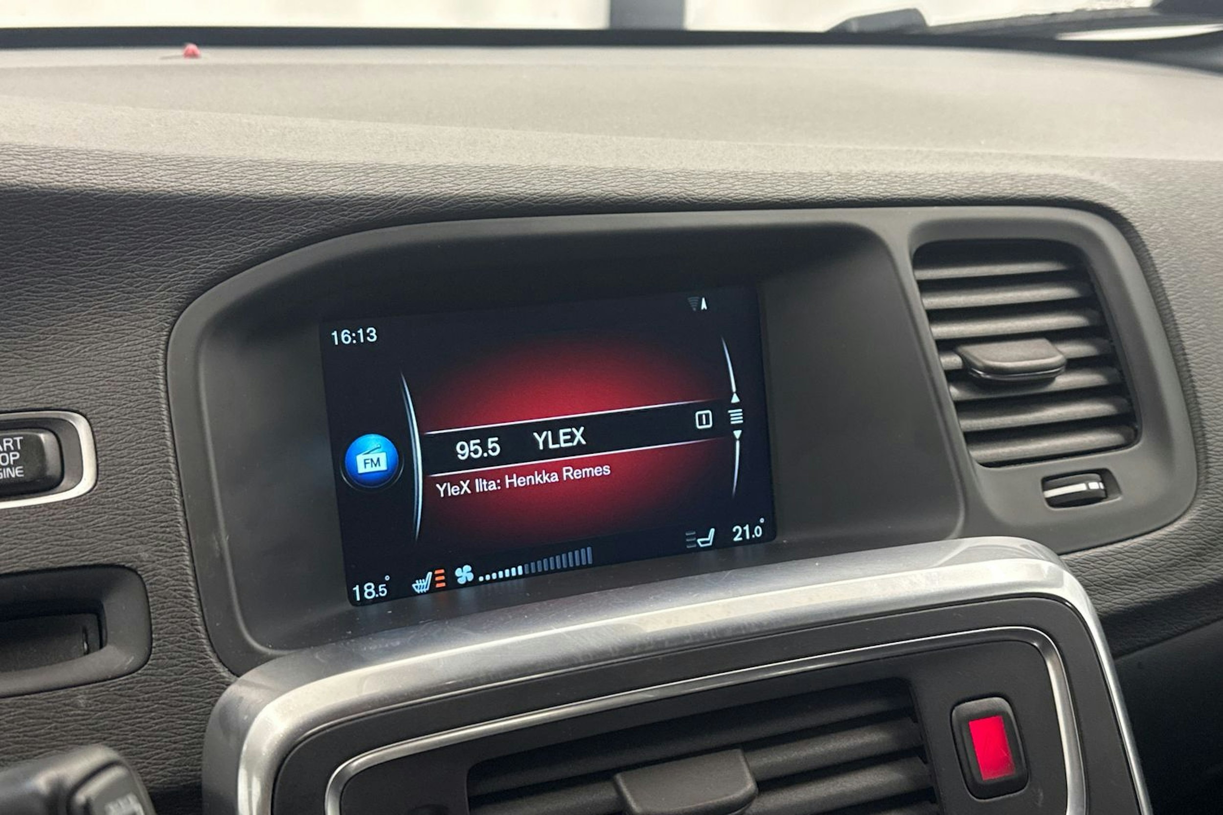 Valkoinen Volvo V60 Cross Country 2016 kuva 21.