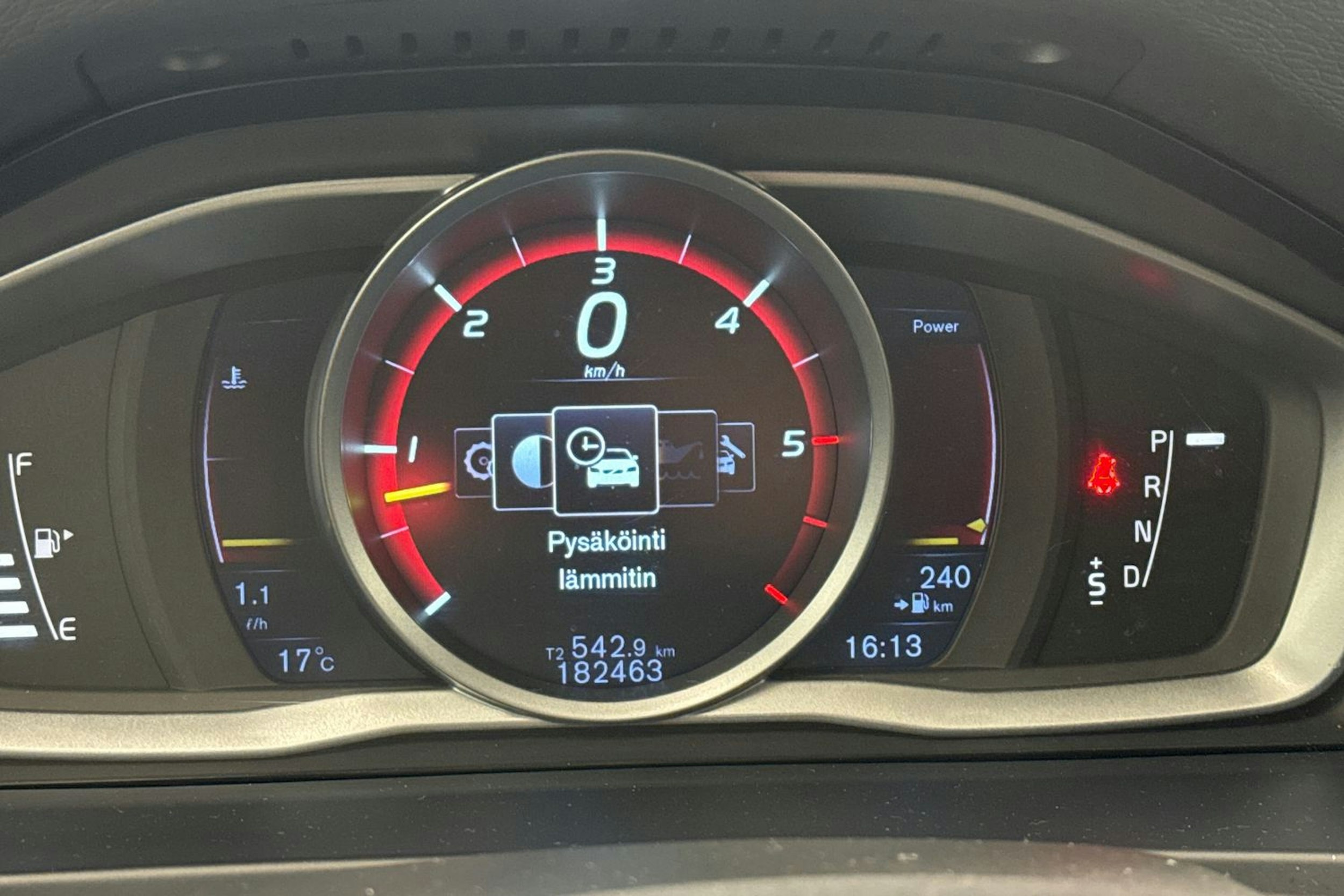 Valkoinen Volvo V60 Cross Country 2016 kuva 22.