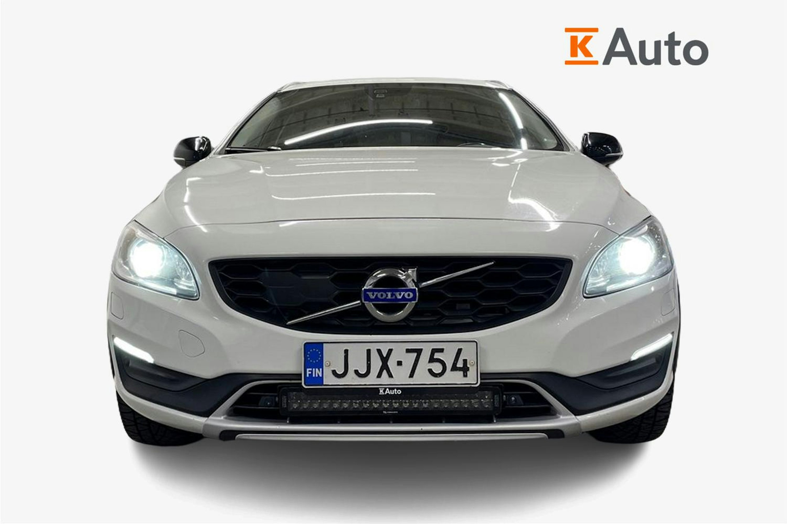 Valkoinen Volvo V60 Cross Country 2016 kuva 5.
