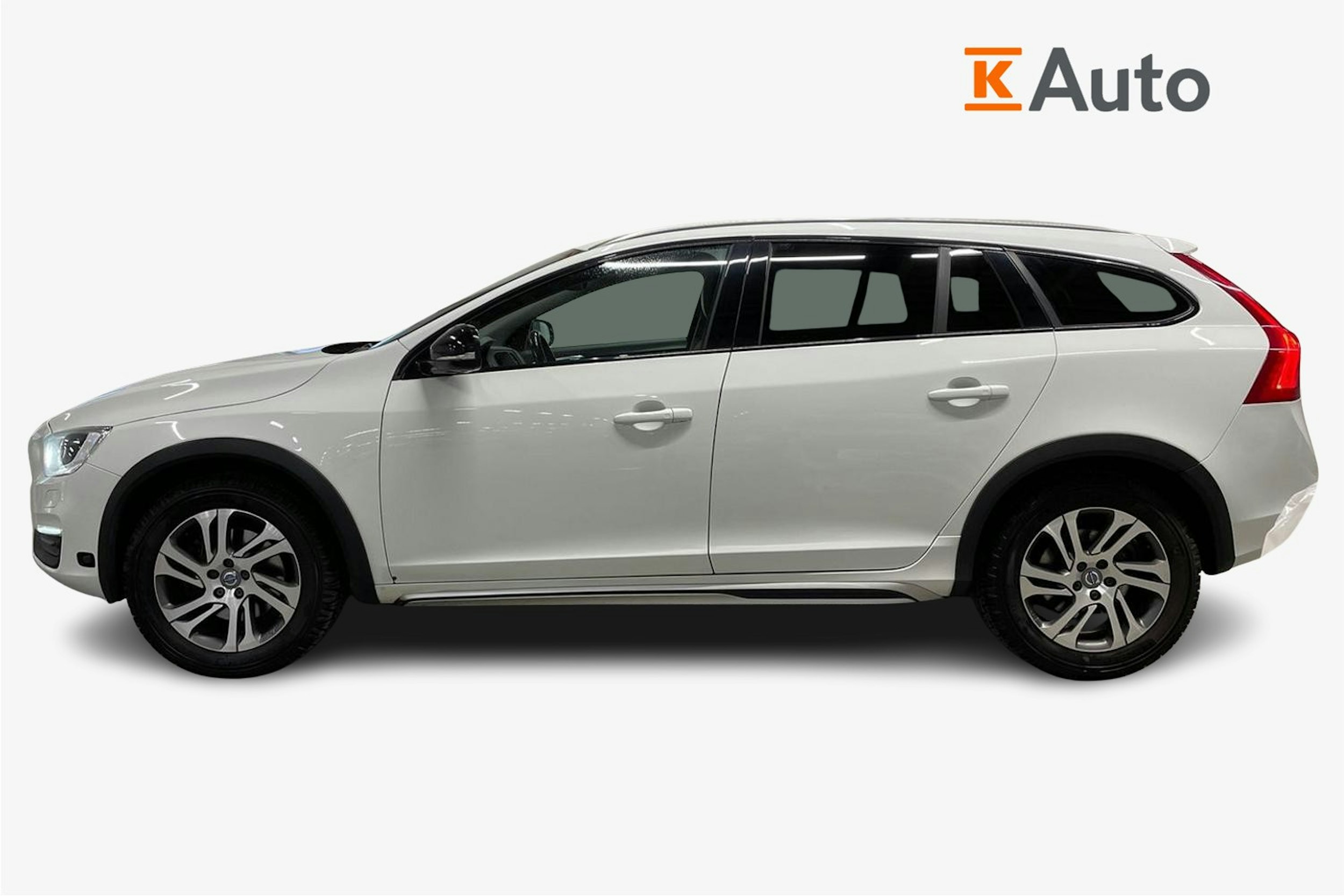Valkoinen Volvo V60 Cross Country 2016 kuva 6.