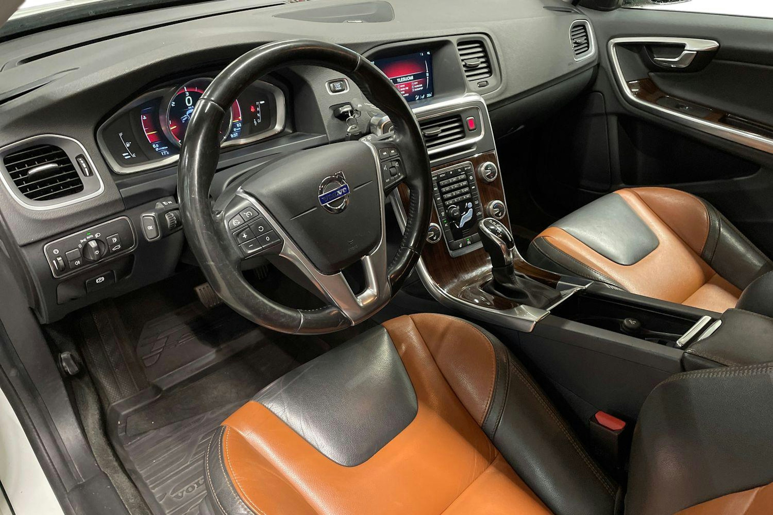 Valkoinen Volvo V60 Cross Country 2016 kuva 7.
