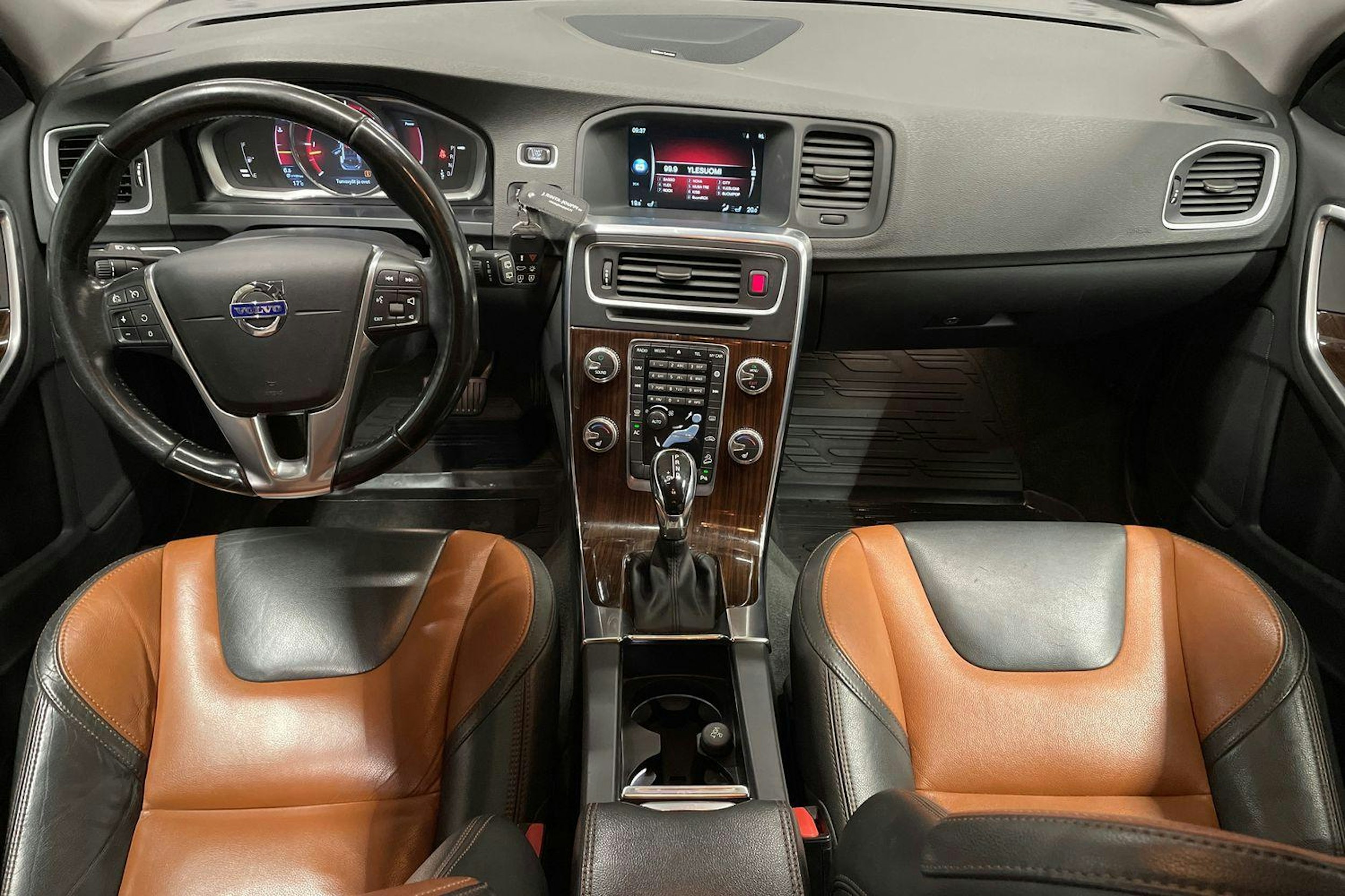 Valkoinen Volvo V60 Cross Country 2016 kuva 9.