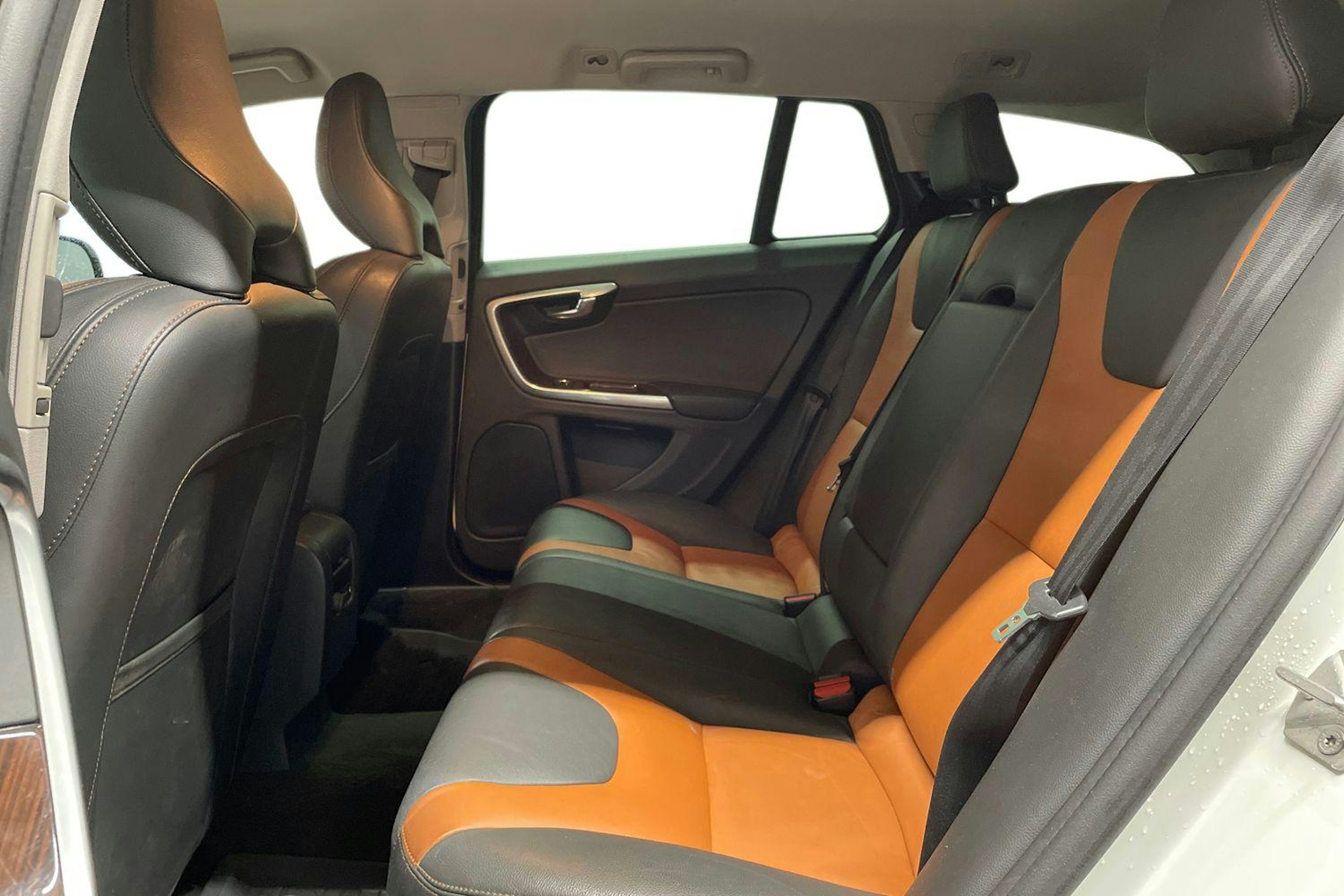Valkoinen Volvo V60 Cross Country 2016 kuva 10.