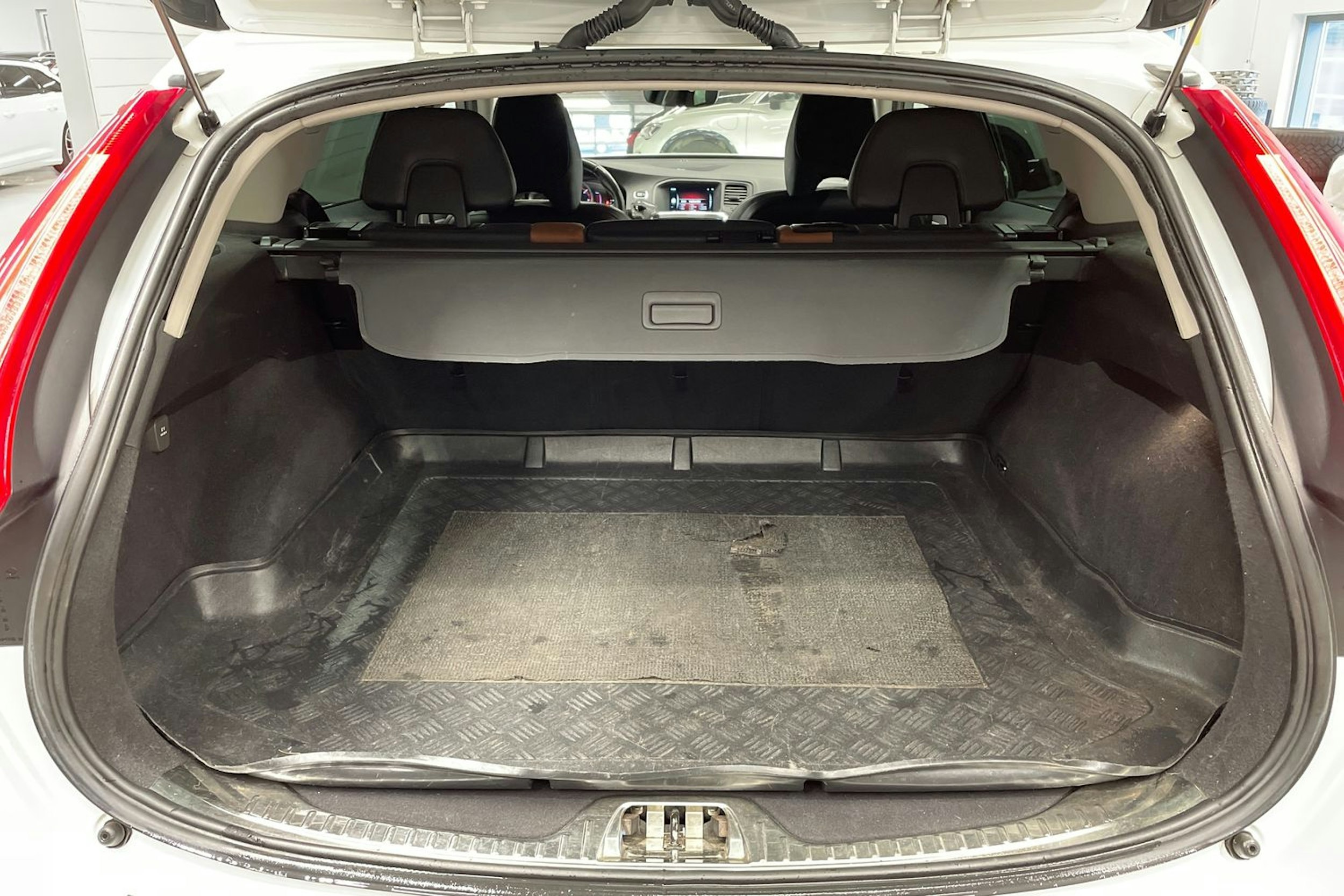 Valkoinen Volvo V60 Cross Country 2016 kuva 14.