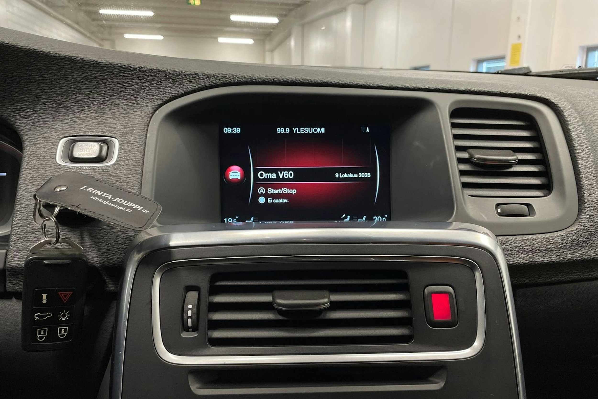 Valkoinen Volvo V60 Cross Country 2016 kuva 17.