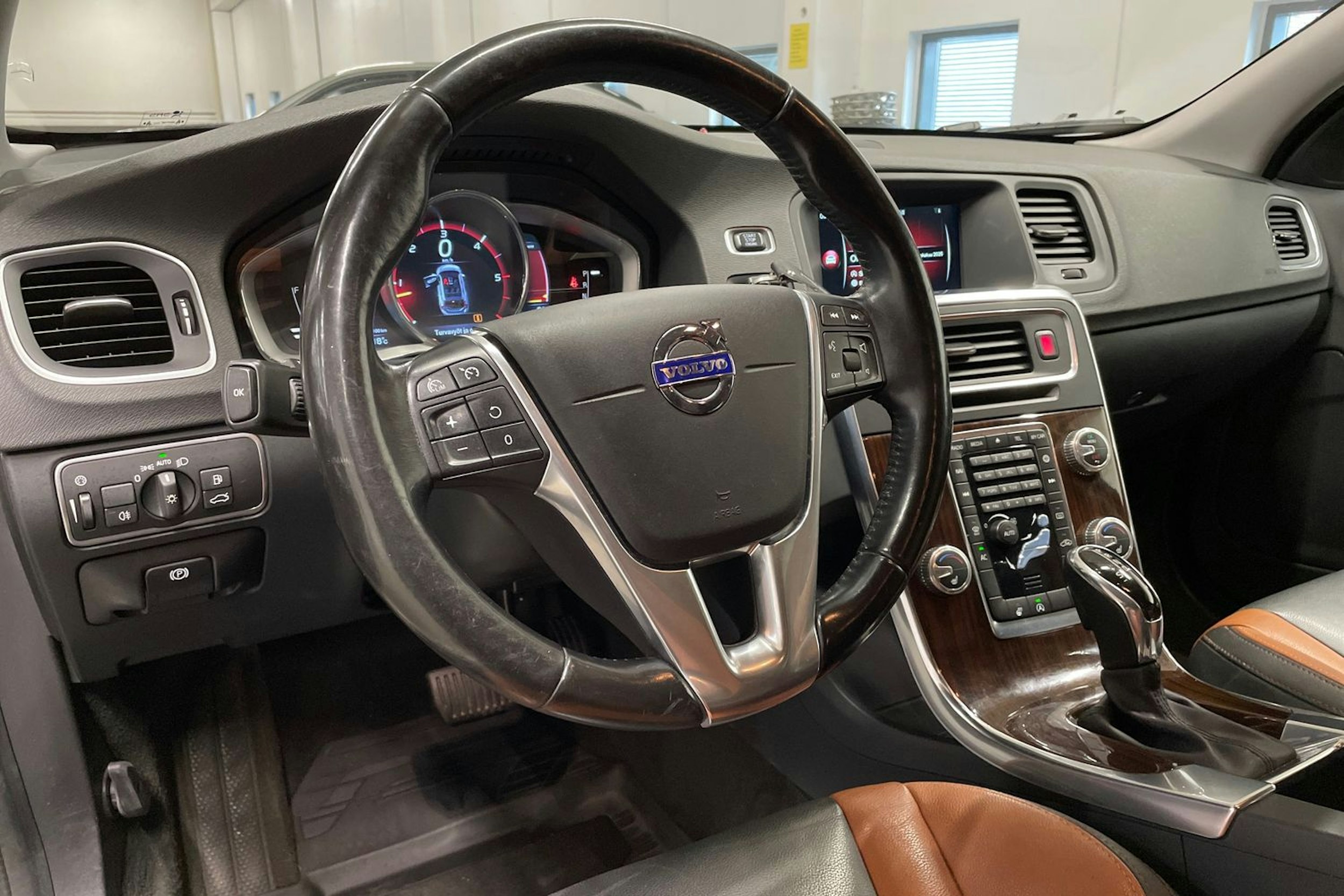 Valkoinen Volvo V60 Cross Country 2016 kuva 25.