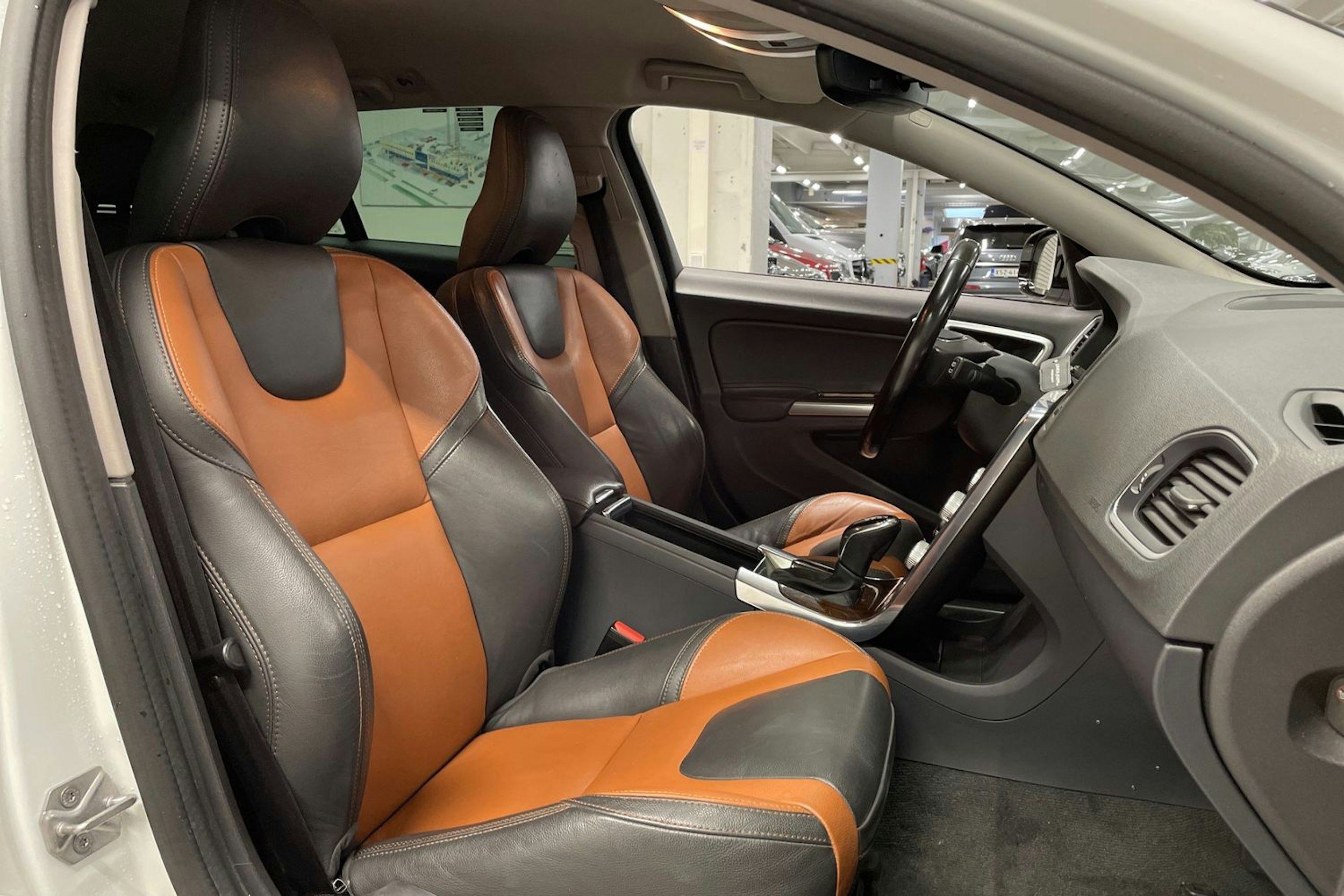 Valkoinen Volvo V60 Cross Country 2016 kuva 26.