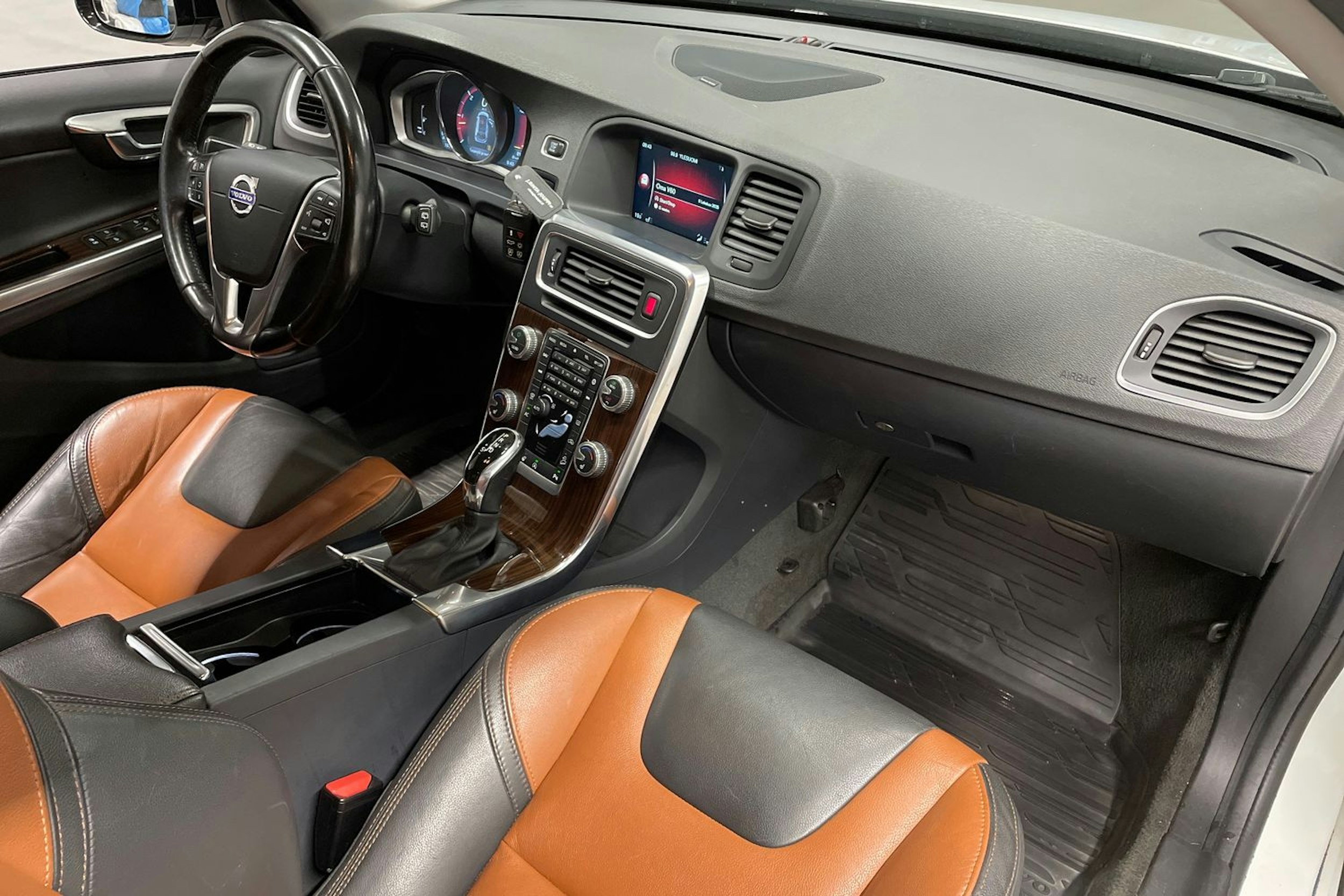 Valkoinen Volvo V60 Cross Country 2016 kuva 27.