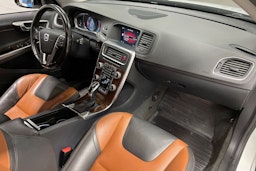Valkoinen Volvo V60 Cross Country 2016 kuva 27.