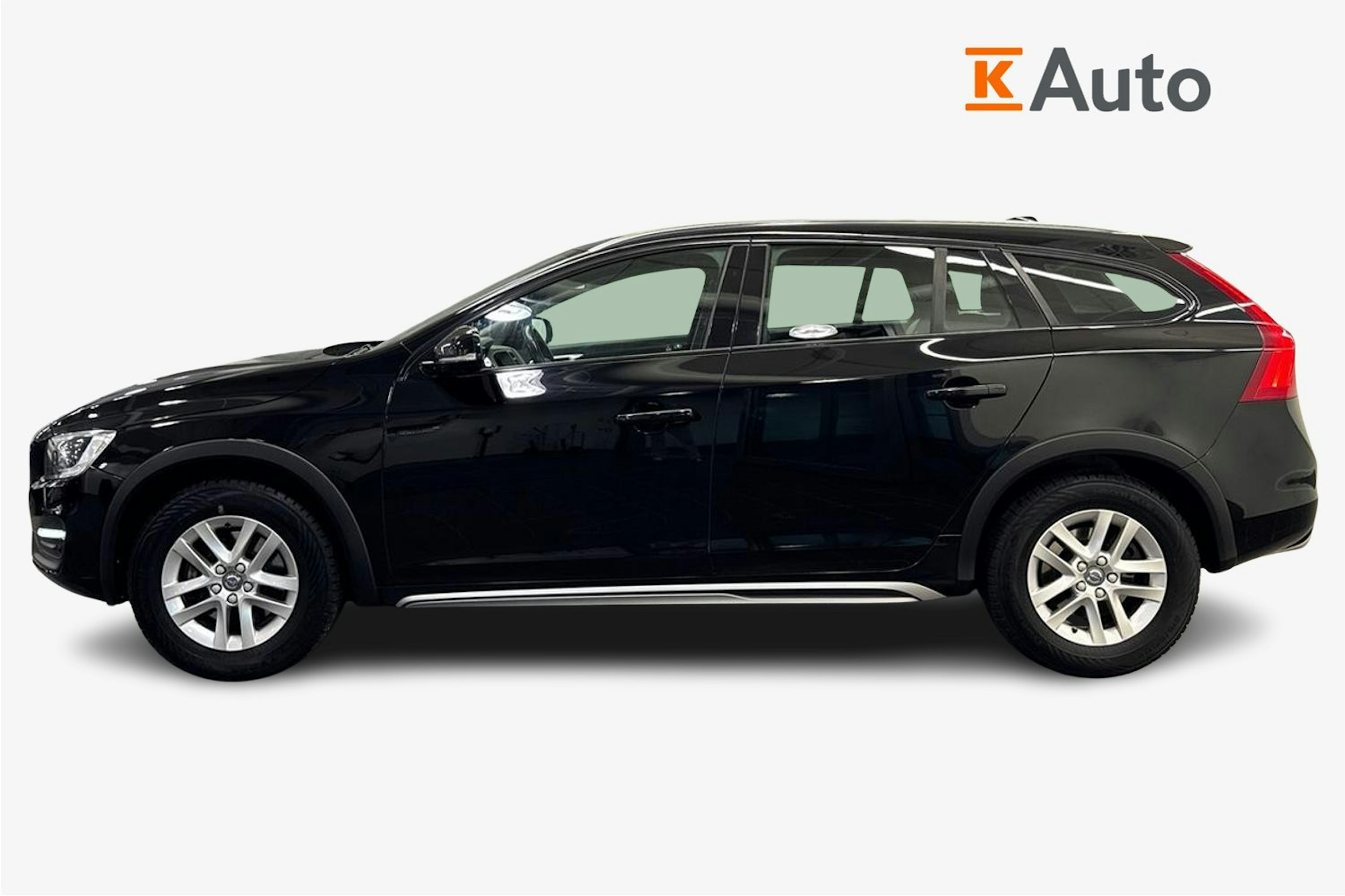 Musta Volvo V60 Cross Country 2016 kuva 5.