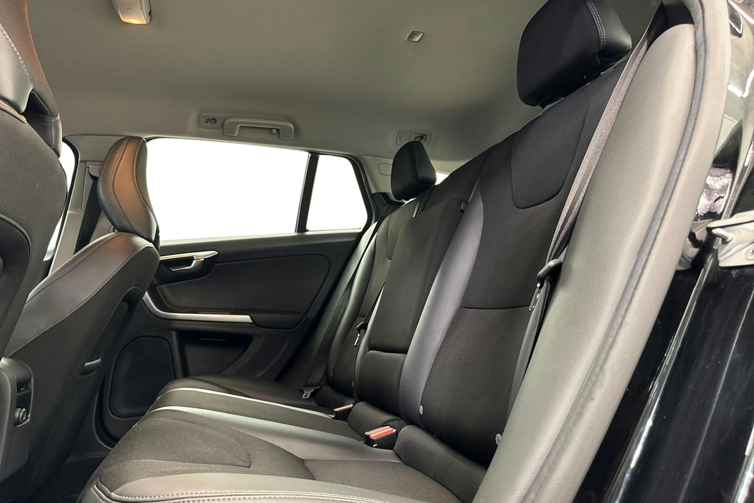 Musta Volvo V60 Cross Country 2016 kuva 8.